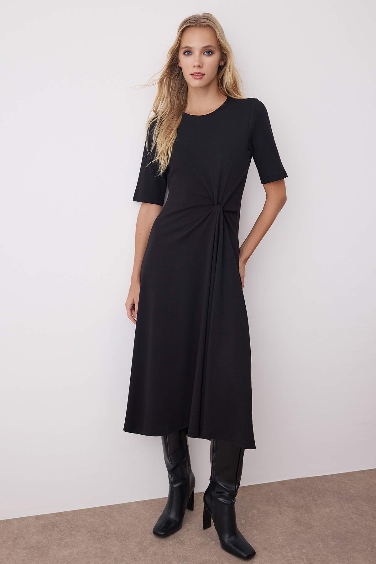 Trendyolmilla  Siyah Kalın Kumaşlı Truvakar Kol Burgu Detaylı A-line/Çan Açılan Düz Midi Örme Elbise TWOAW26EL00123 - Görsel 2