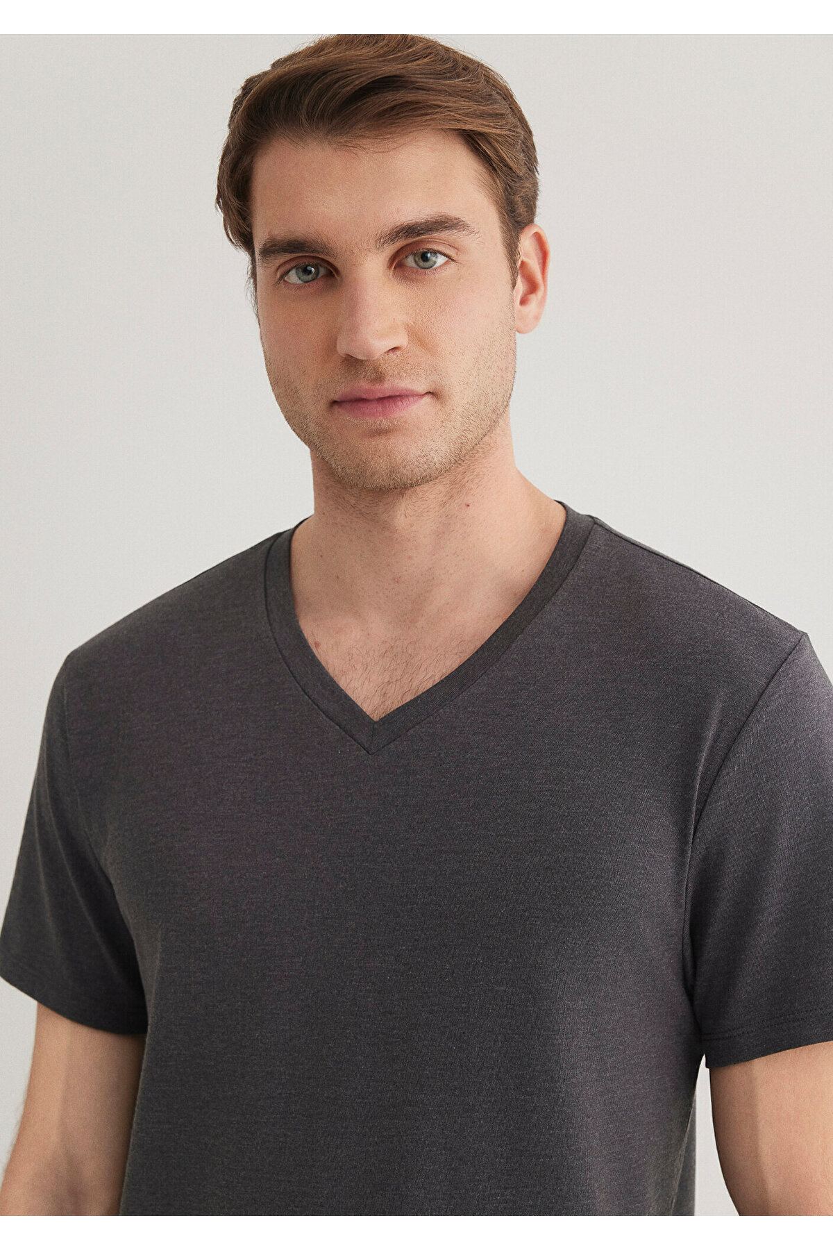 Mavi-Graues Basic-T-Shirt mit Stretch-V-Ausschnitt und tailliertem Schnitt 061748 -24398 5