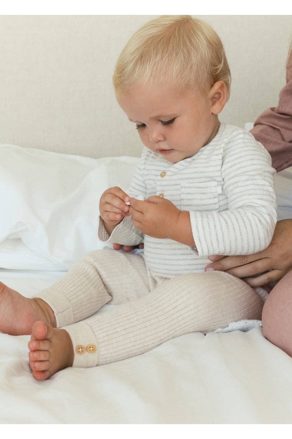 جوراب شلواری بافتنی راه راه  جوراب شلواری بافتنی راه راه