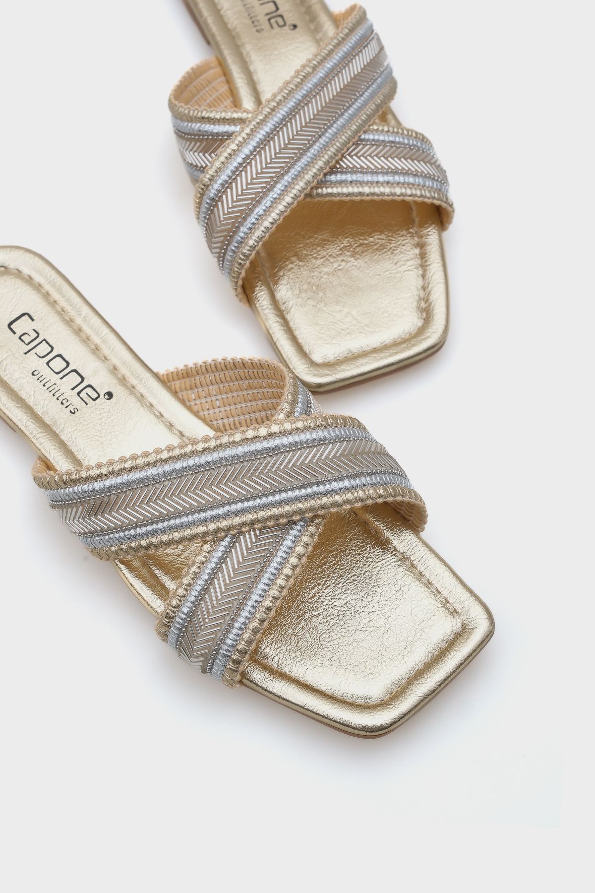 Capone Outfitters-Ketty Damen-Hausschuhe mit flachem Absatz, glänzender stumpfer Zehenpartie und Kreuzriemen 4