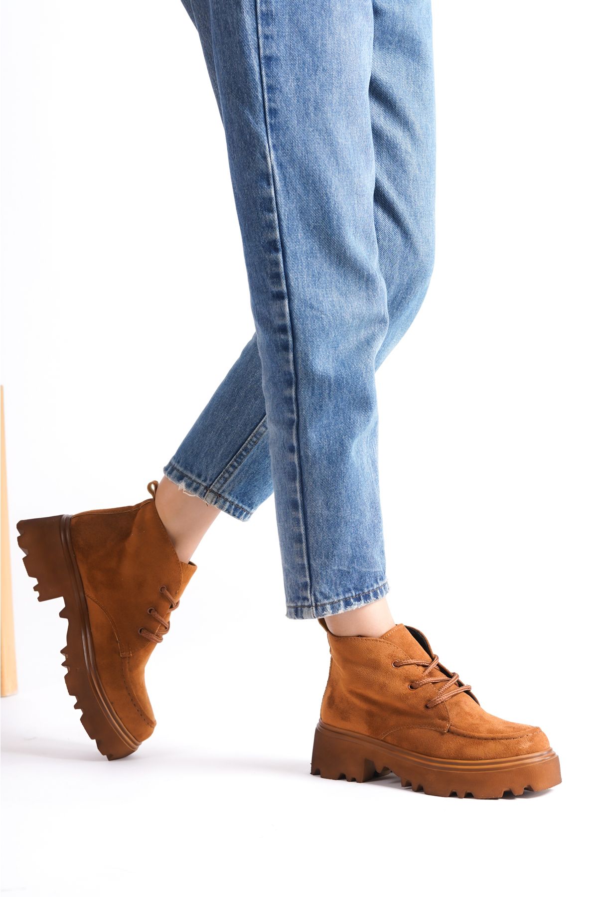 Capone Outfitters-Damen-Schnürstiefel mit runder Zehenpartie und Trac-Sohle 4