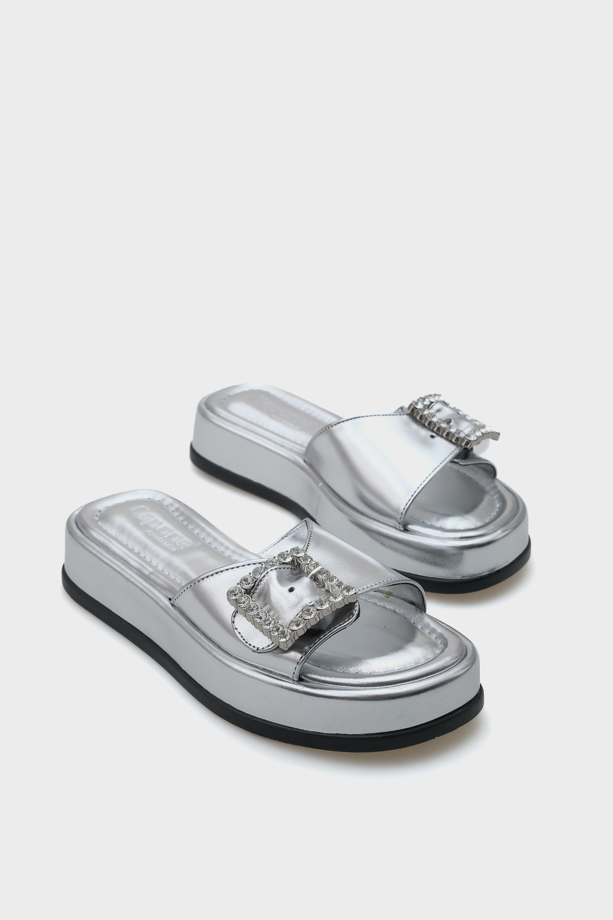 Capone Outfitters-Margi Damen-Hausschuhe mit Keilabsatz und einem Riemen, Steinschnalle, Metallic 1