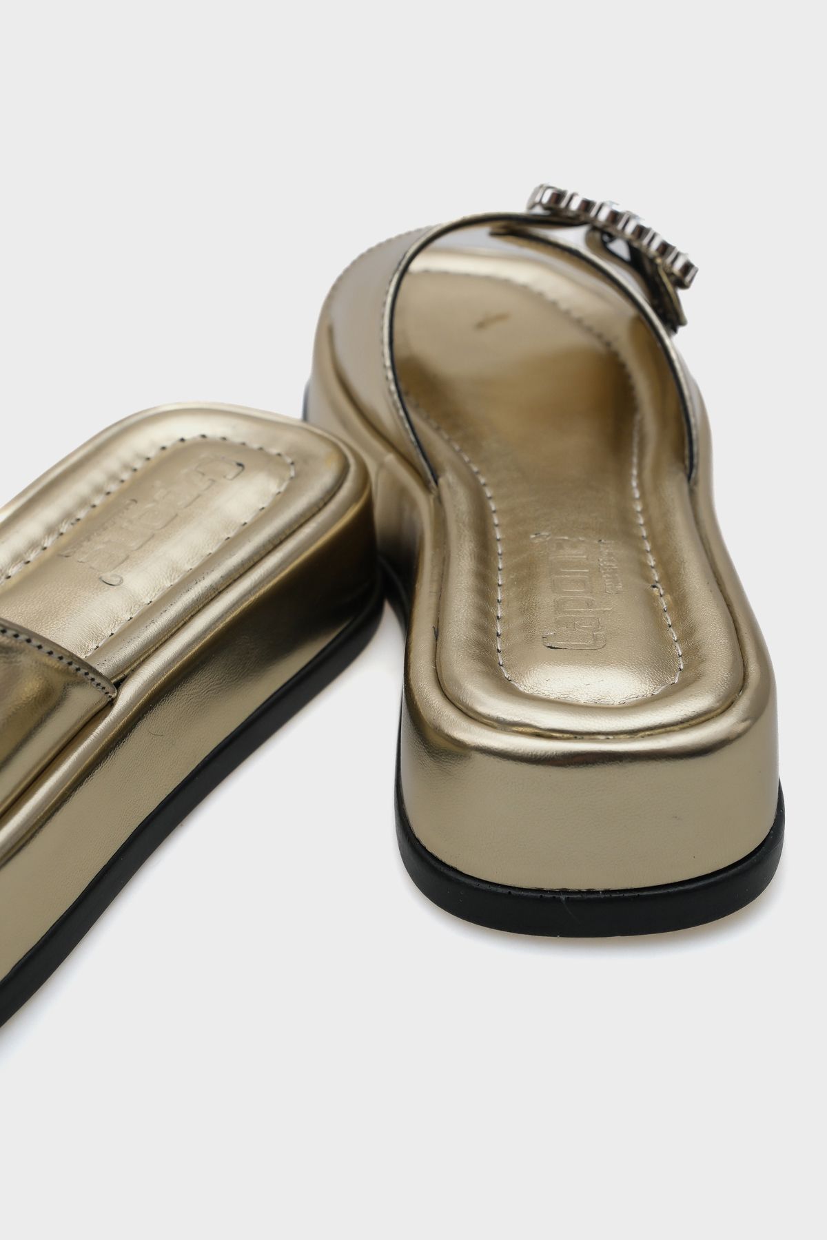 Capone Outfitters-Margi Damen-Hausschuhe mit Keilabsatz und einem Riemen, Steinschnalle, Metallic 5
