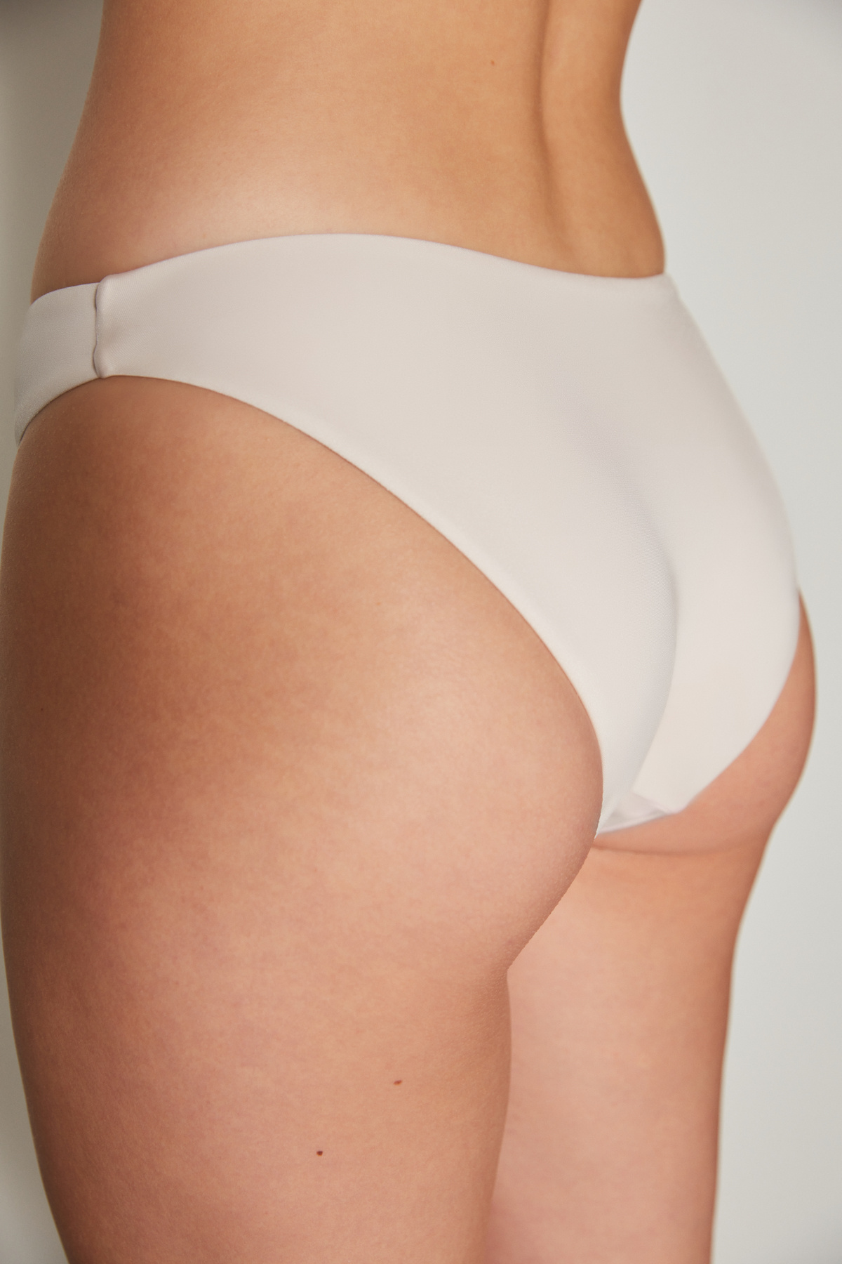 Penti-Weißes Puccini-Bikini-Set mit dreieckigem Metall-Accessoire-Detail – Özgür Masur-Kollektion 6