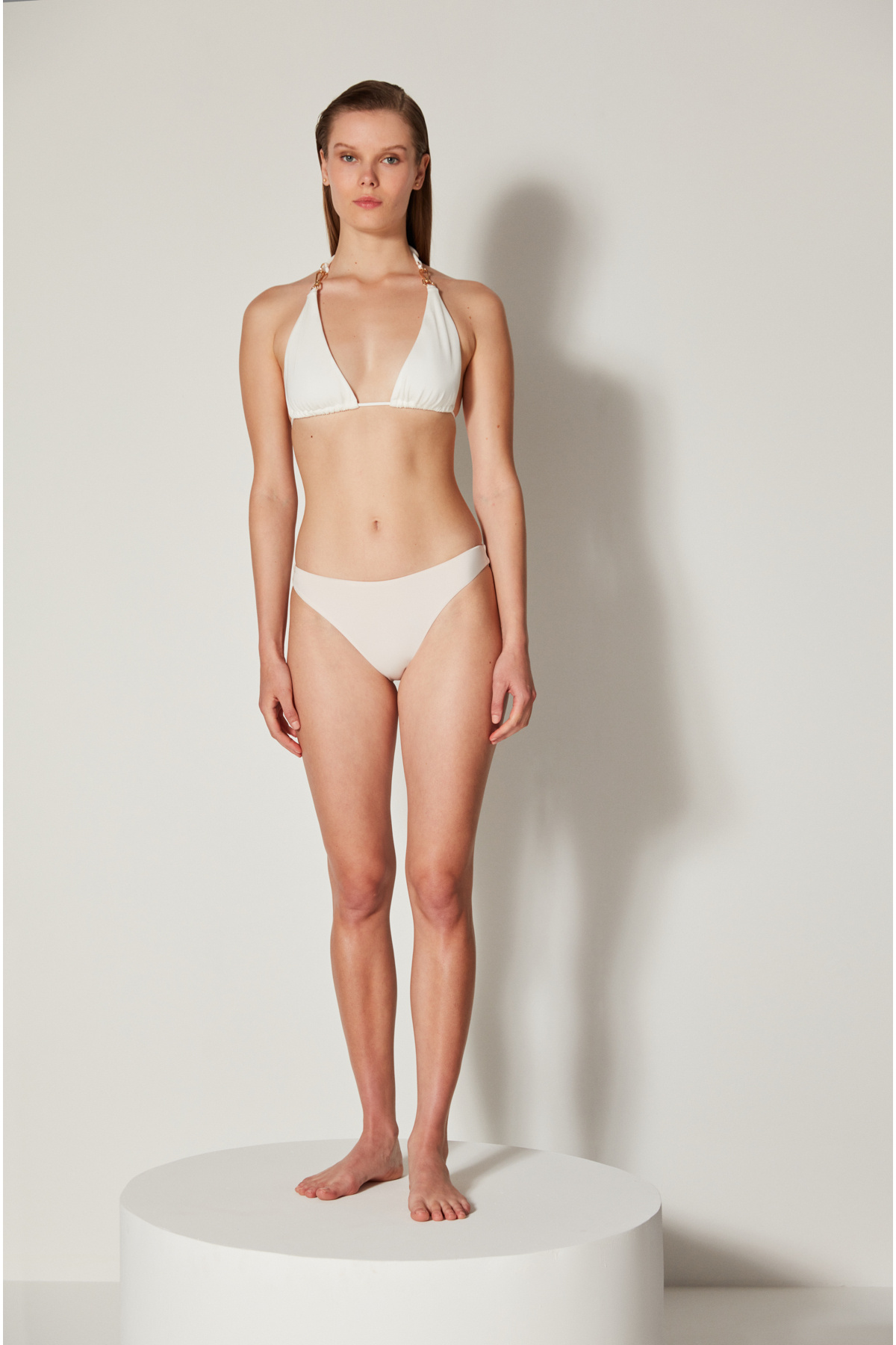 Penti-Weißes Puccini-Bikini-Set mit dreieckigem Metall-Accessoire-Detail – Özgür Masur-Kollektion 1