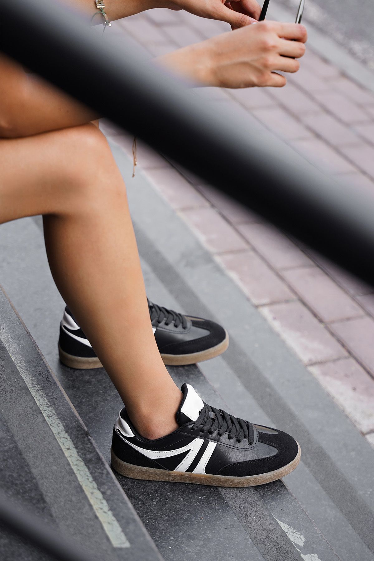 Marjin-Tiyone Schwarzer Damen-Sneaker – Sportschuhe mit Schnürung und flacher Sohle 4