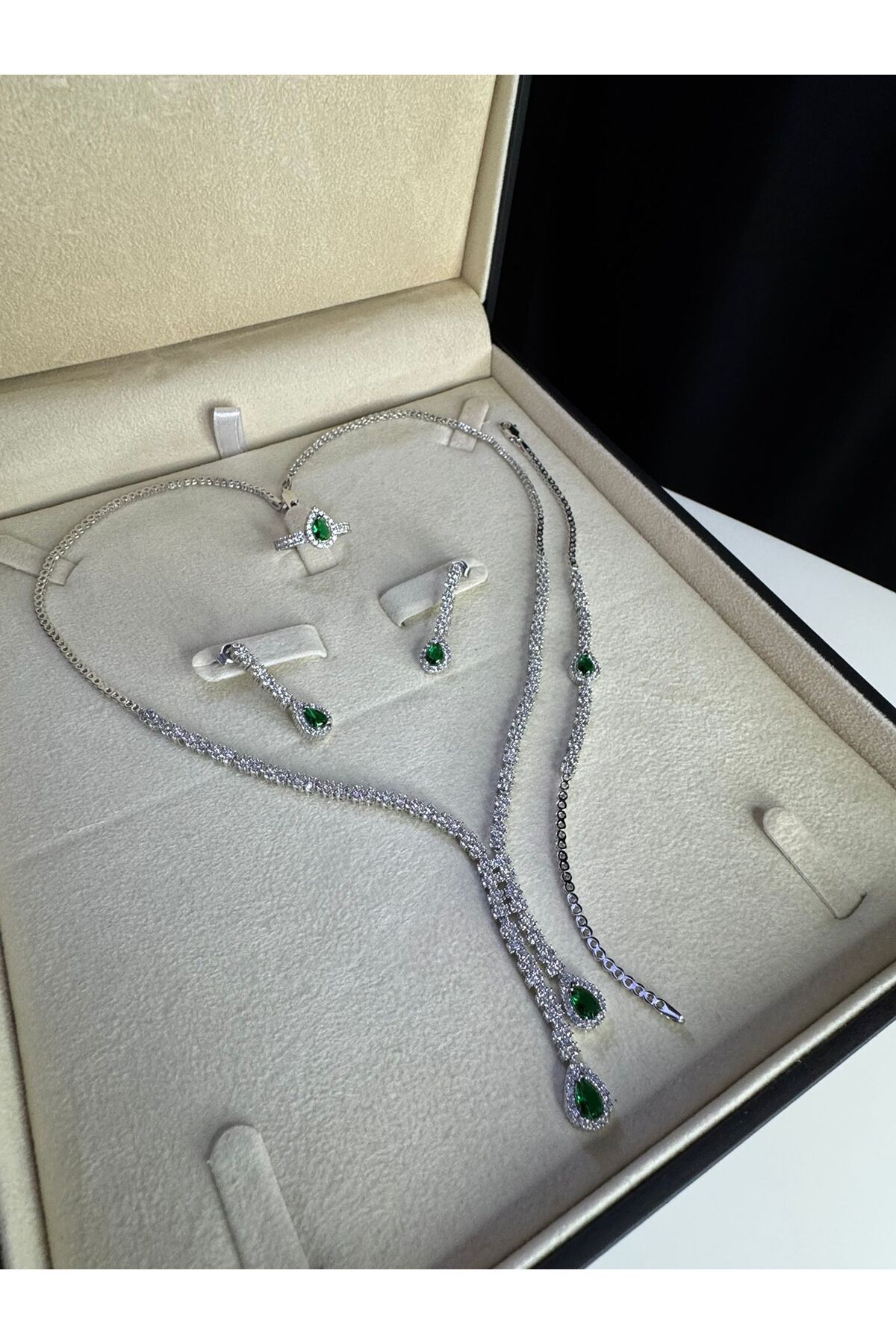 vogutima Kadın Gümüş Takı Seti - Peri Zümrüt Taşlı Damla Model Kolye, Bileklik, Yüzük, Küpe Tam Set