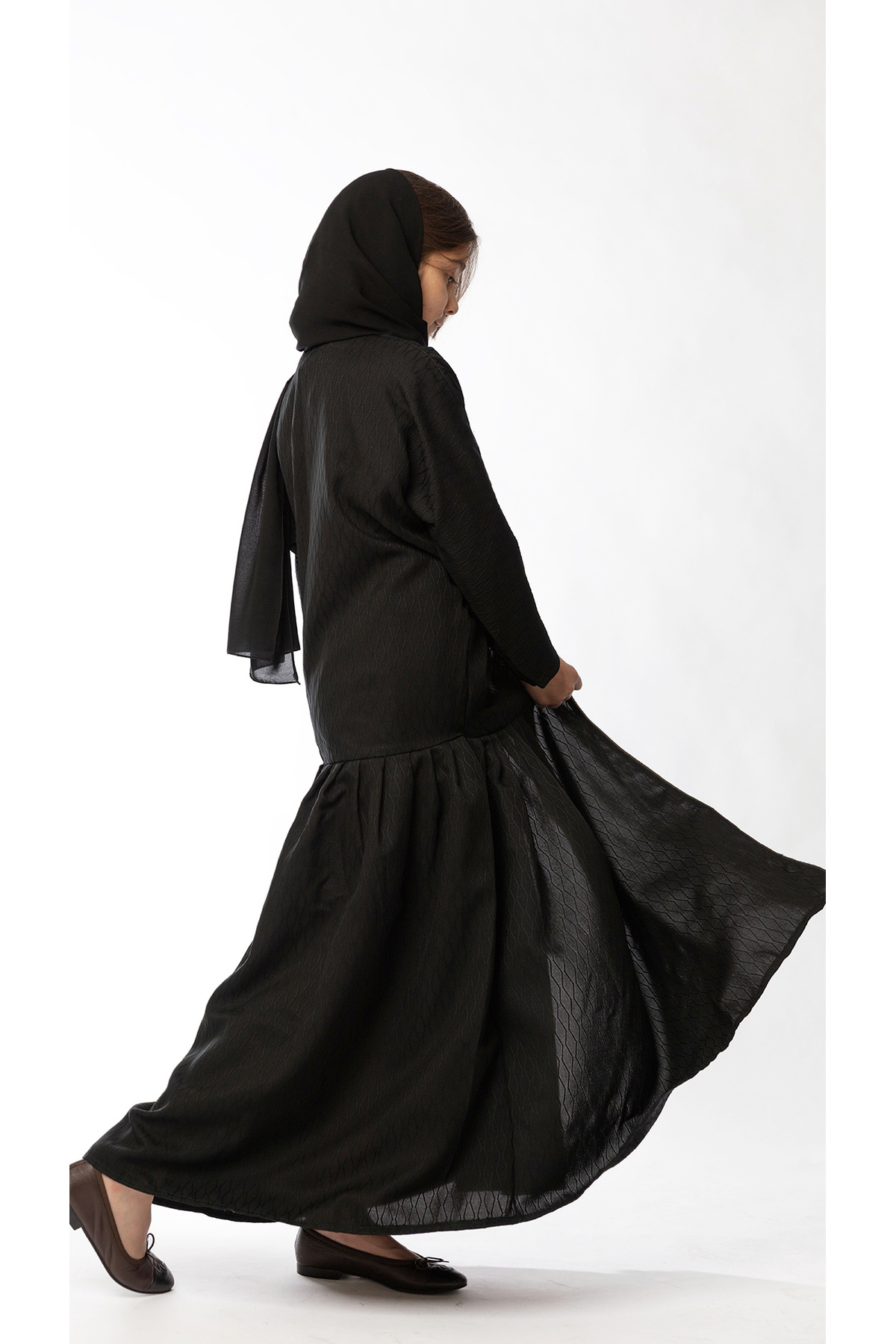 outline-Black abaya with hexagonal lines 4