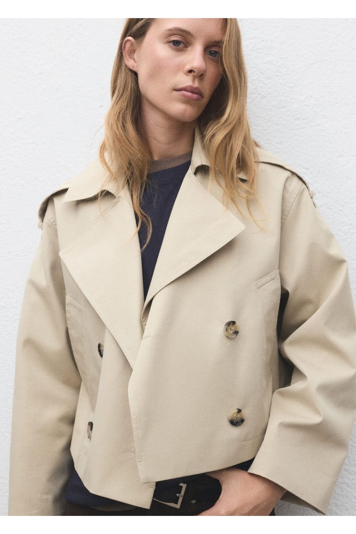 MANGO Woman Çift düğmeli kısa trençkot