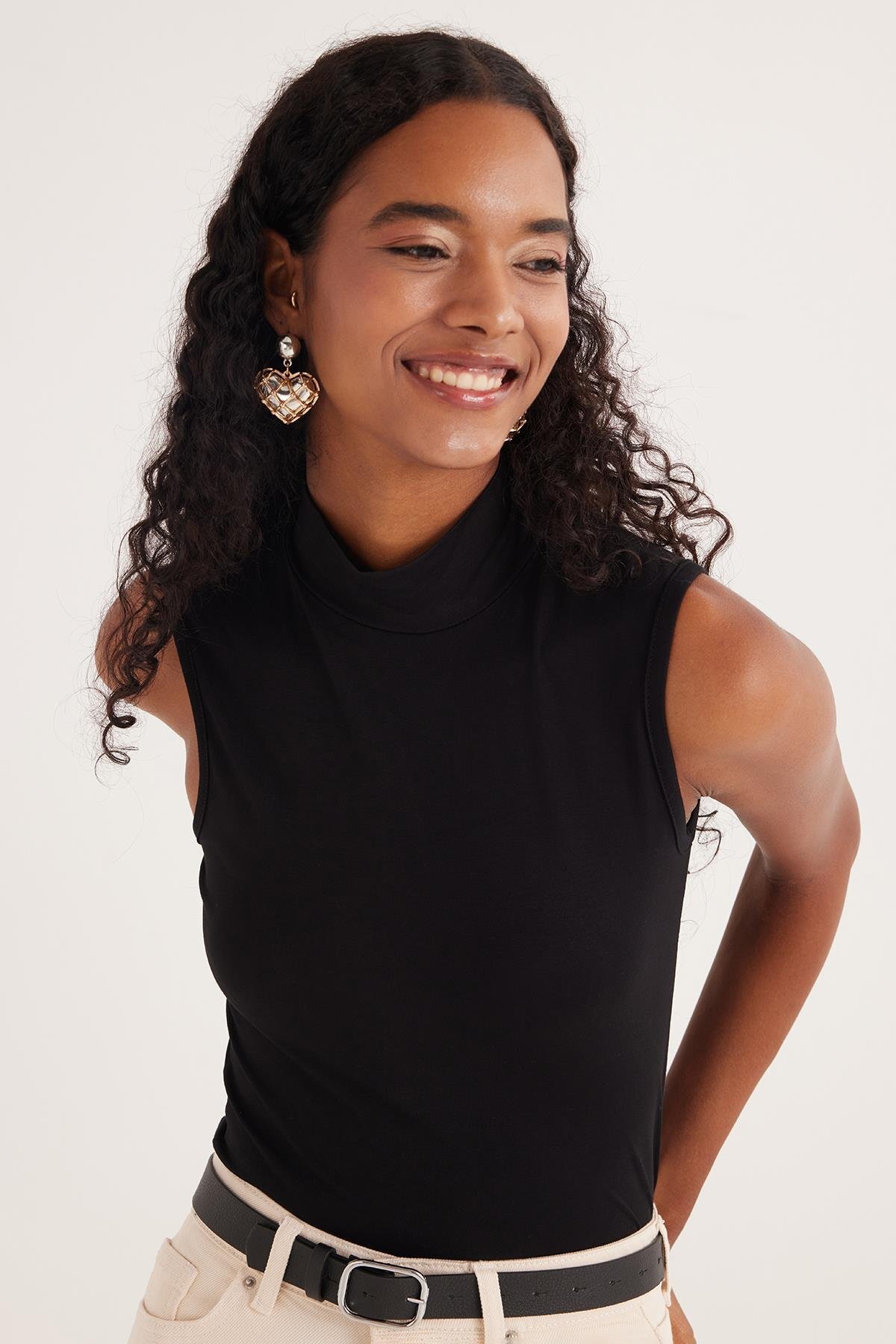 Tudors  Kadın 4'lü Paket Beyaz-Lacivert-Bej-Siyah Regular Fit Viskon Kumaş Balıkçı Yaka Sıfır Kol Bluz - Görsel 5