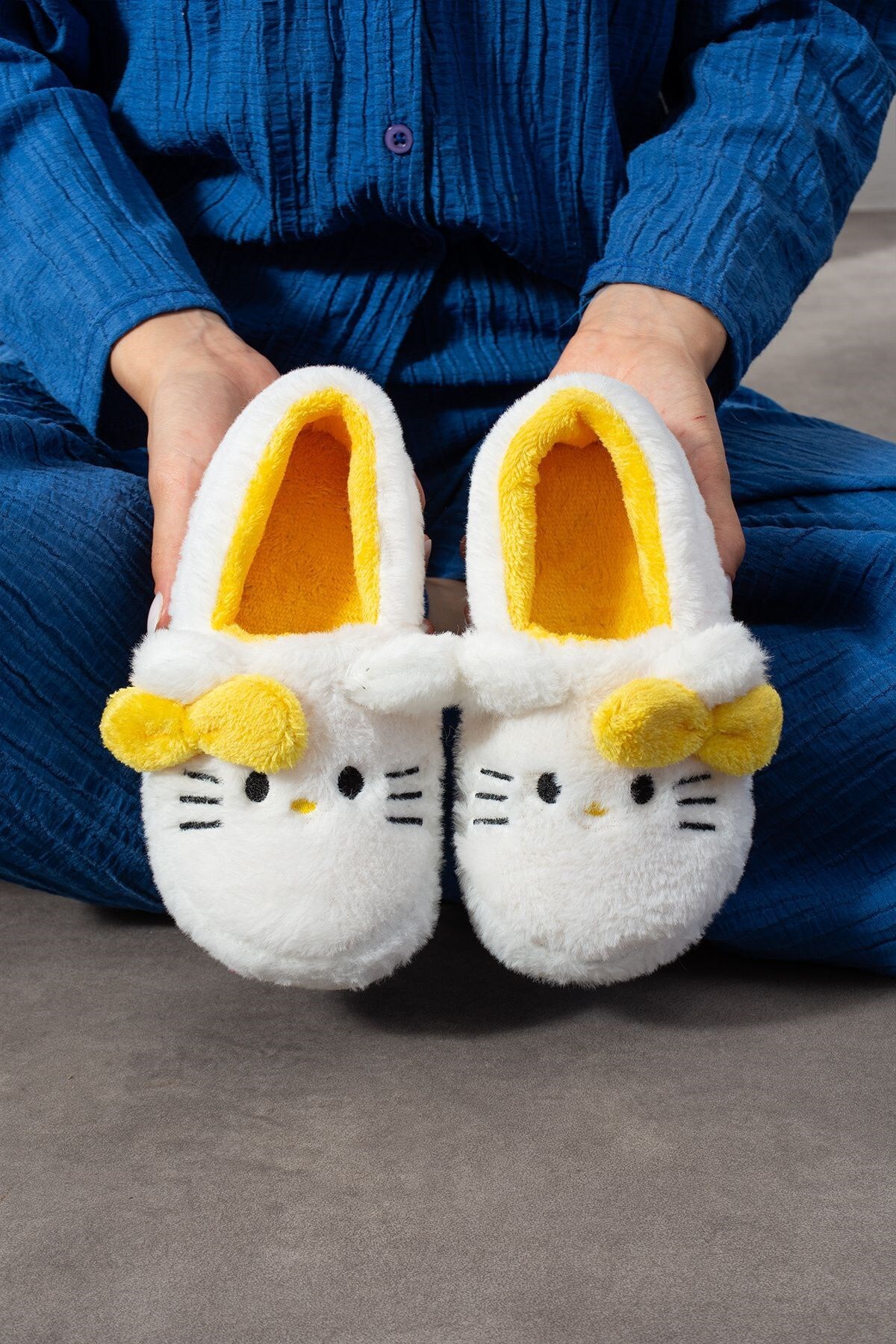 ALTUNTAŞ Kadın - Kız Çocuk Hello Kitty Yumuşak Tüylü Peluş Panduf Ev Botu Terlik Sarı görsel 2