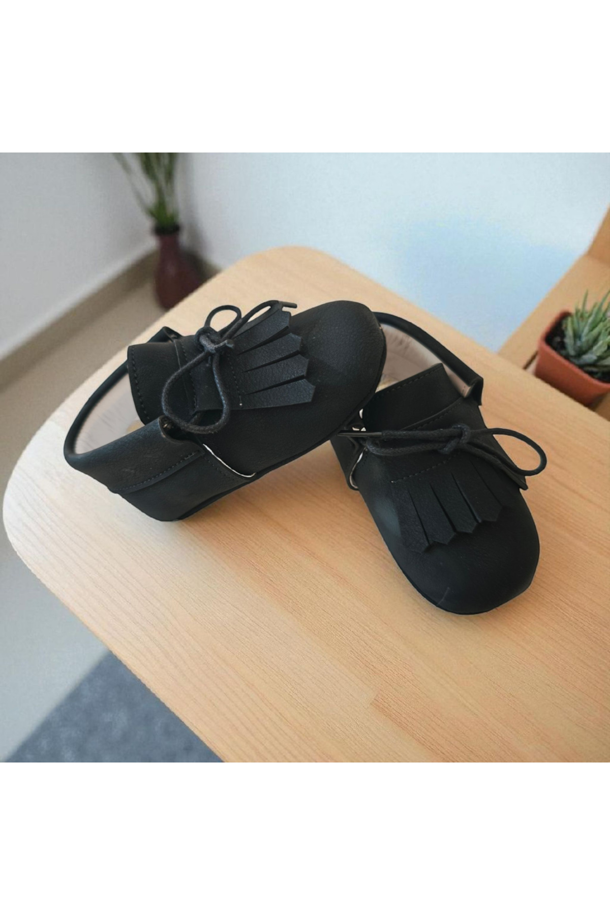 Baby moccasin shoes adjustable with hidden laces from the wrist