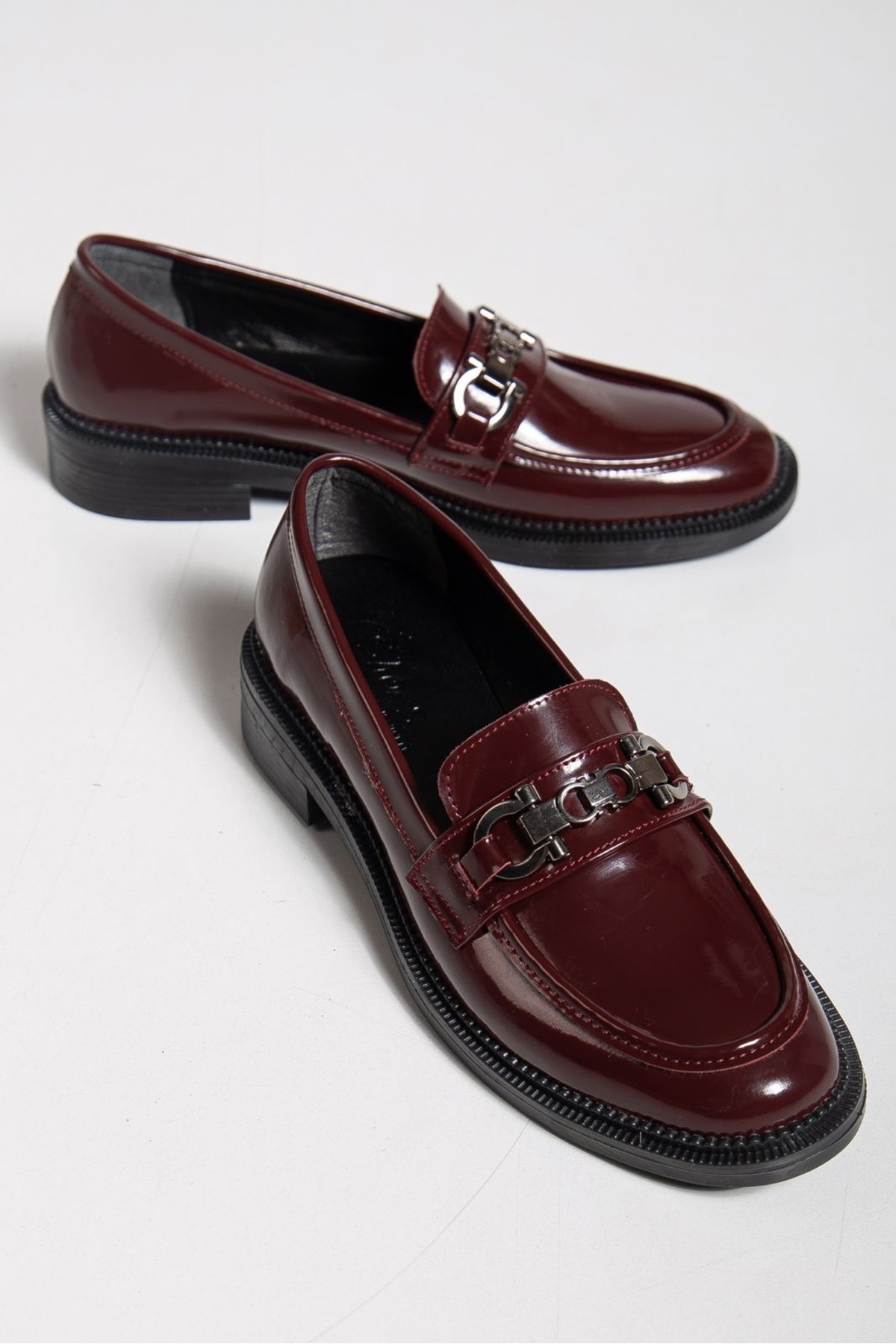 derim shoes Kadın Bordo Renkli Zincir Detaylı Suni Deri Loafer görsel 3
