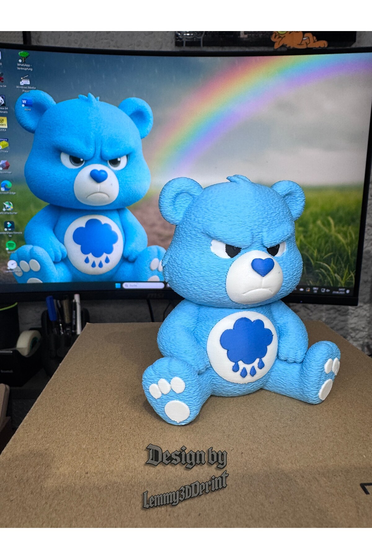 Figura di piccolo orso imbronciato blu – Statuetta decorativa e da collezione stampata in 3D (20 cm)