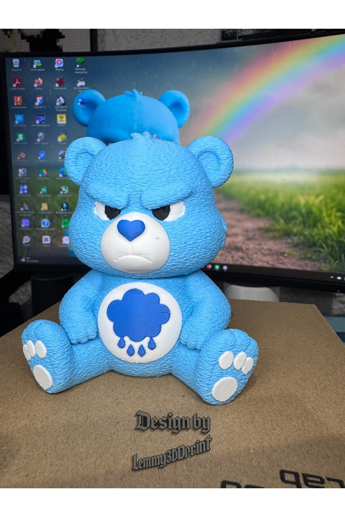 Figura di piccolo orso imbronciato blu – Statuetta decorativa e da collezione stampata in 3D (20 cm)