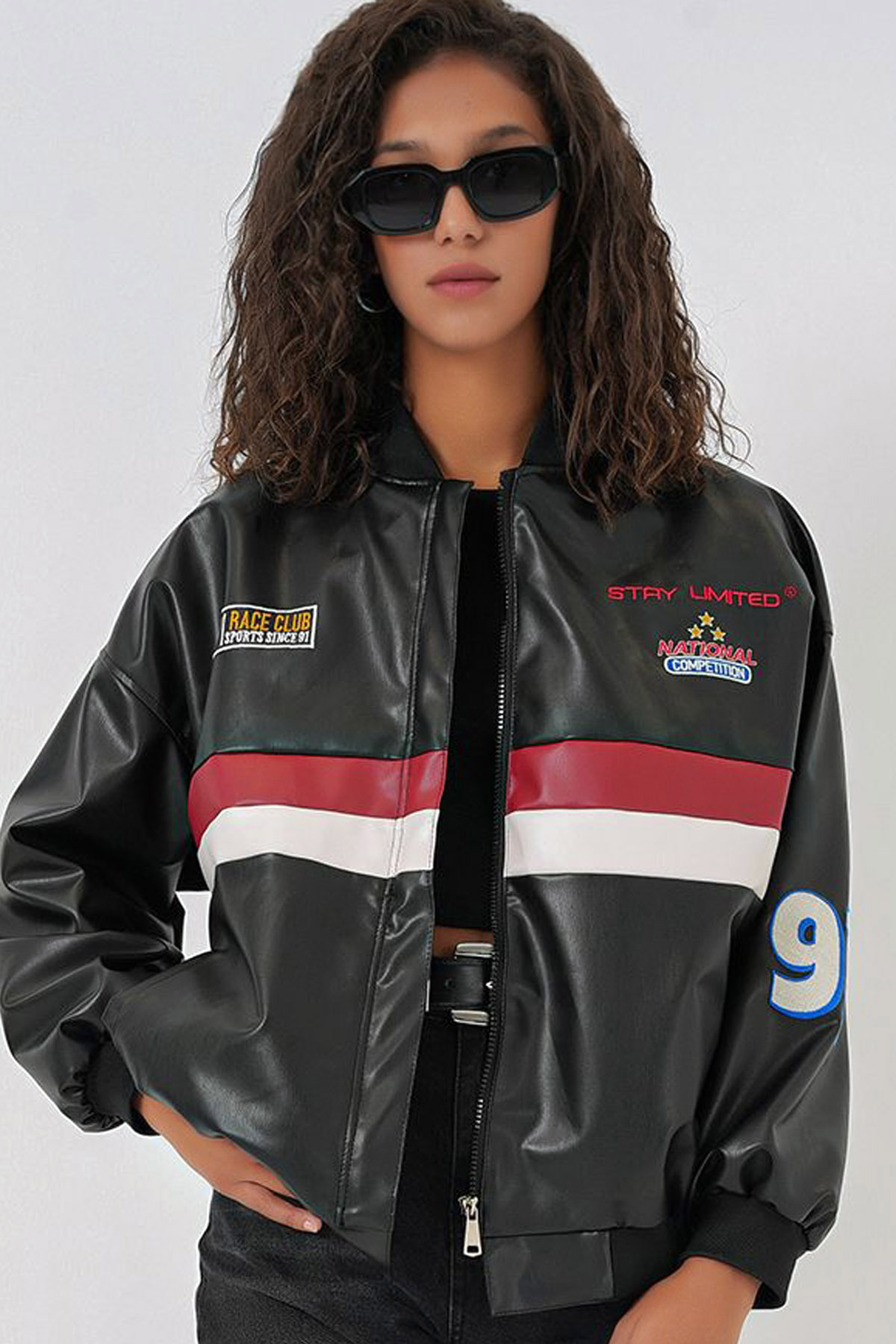 MissThetis Yuvarlak Yaka Uzun Kol Baskılı Çift Cepli Astarlı Fermuarlı Şık ve Cool Suni Deri Bomber Mont