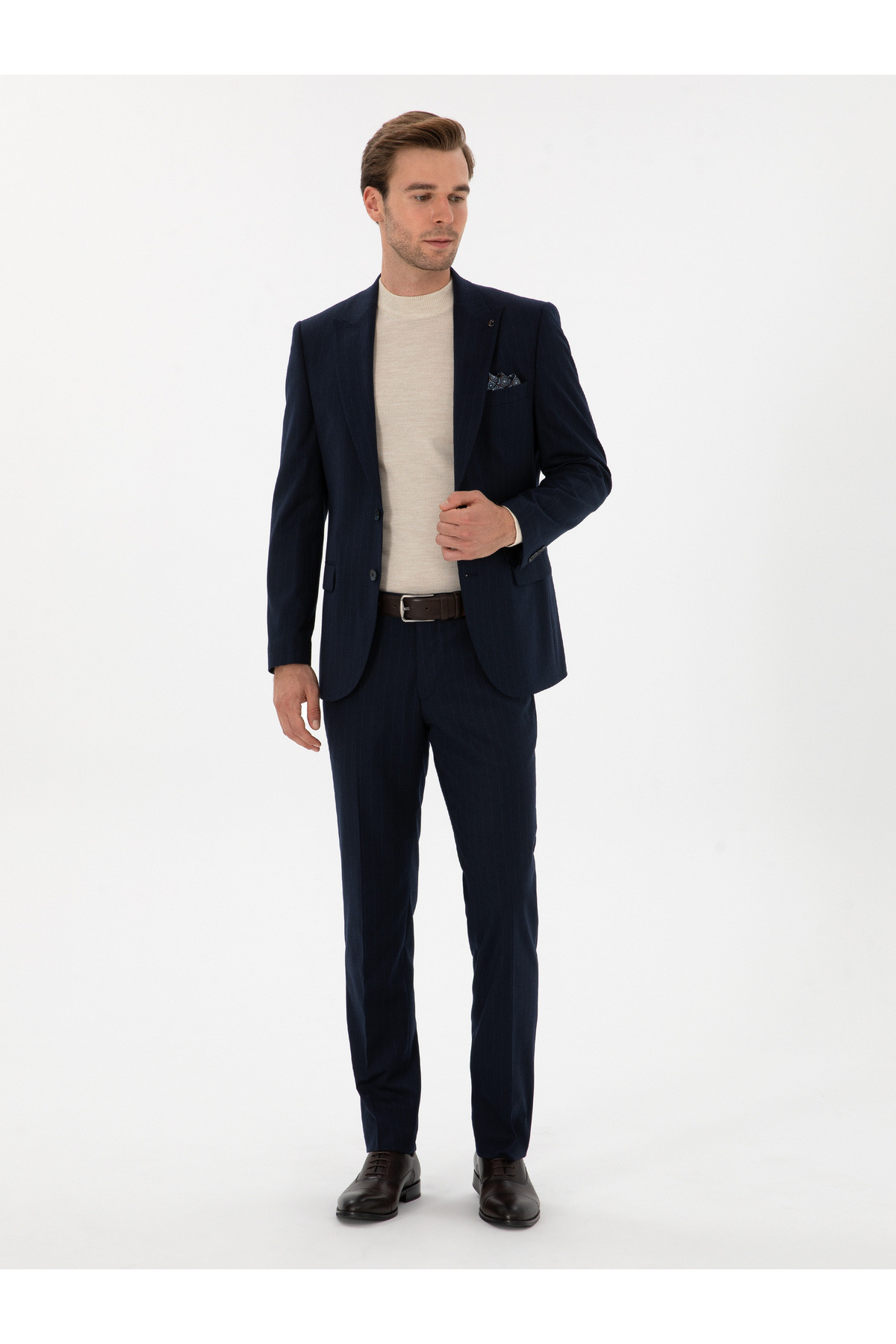 کت و شلوار یقه برگردان راه راه اسلیم فیت سرمه‌ای برند کاشارل کد:(50318164-VR033) Cacharel