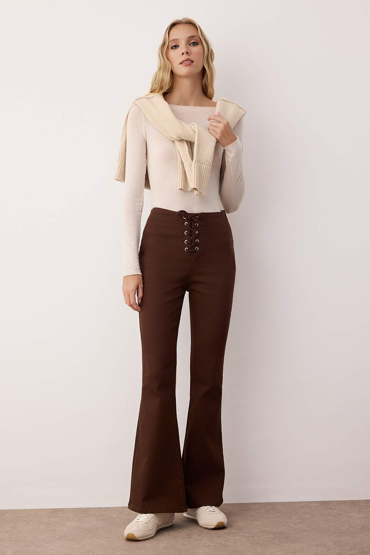 Trendyolmilla  Kahverengi Flare Kalıp Bağlama Detaylı Bootcut Gabardin Pantolon TWOAW26PL00064 - Görsel 2