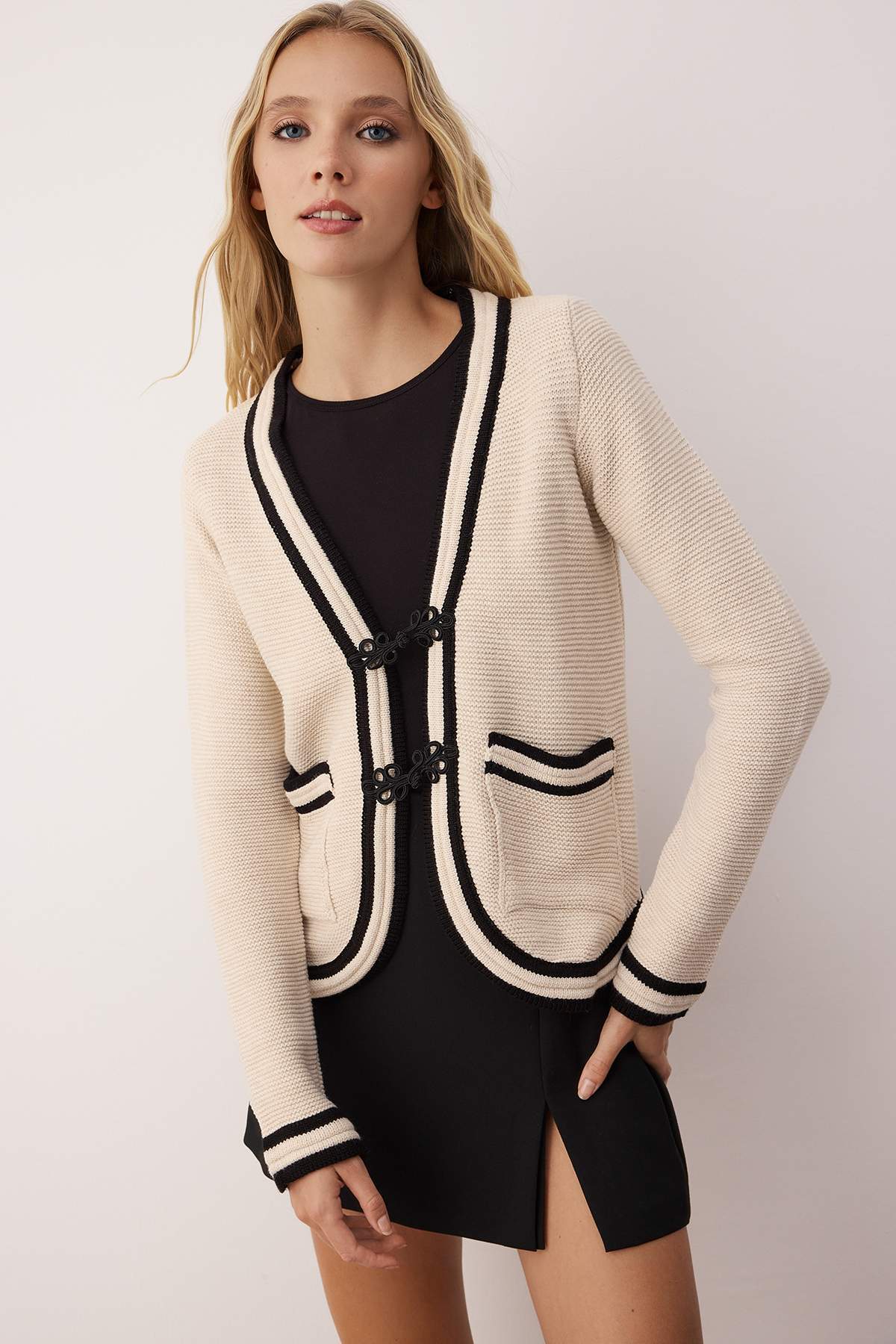 Trendyolmilla  Taş Nakış Düğme Detaylı Triko Hırka TWOAW26HI00145