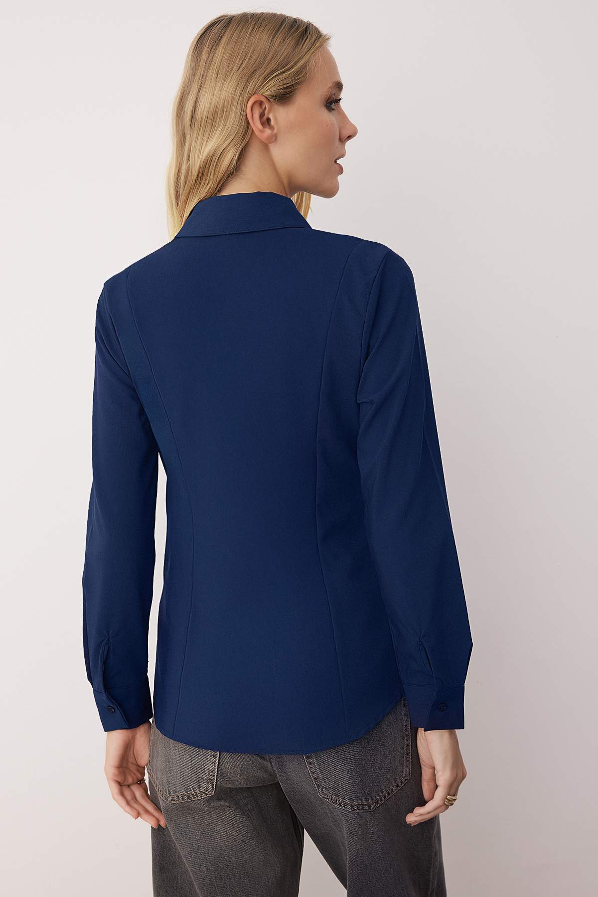 Trendyolmilla  Lacivert Asimetrik Patlı Dokuma Gömlek TWOAW26GO00051 - Görsel 5