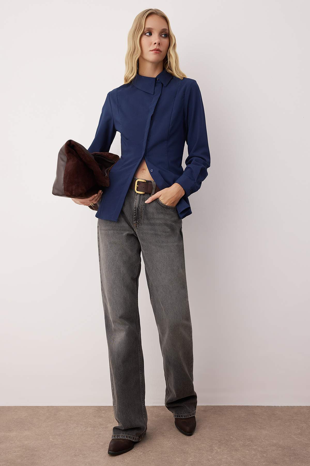 Trendyolmilla  Lacivert Asimetrik Patlı Dokuma Gömlek TWOAW26GO00051 - Görsel 3