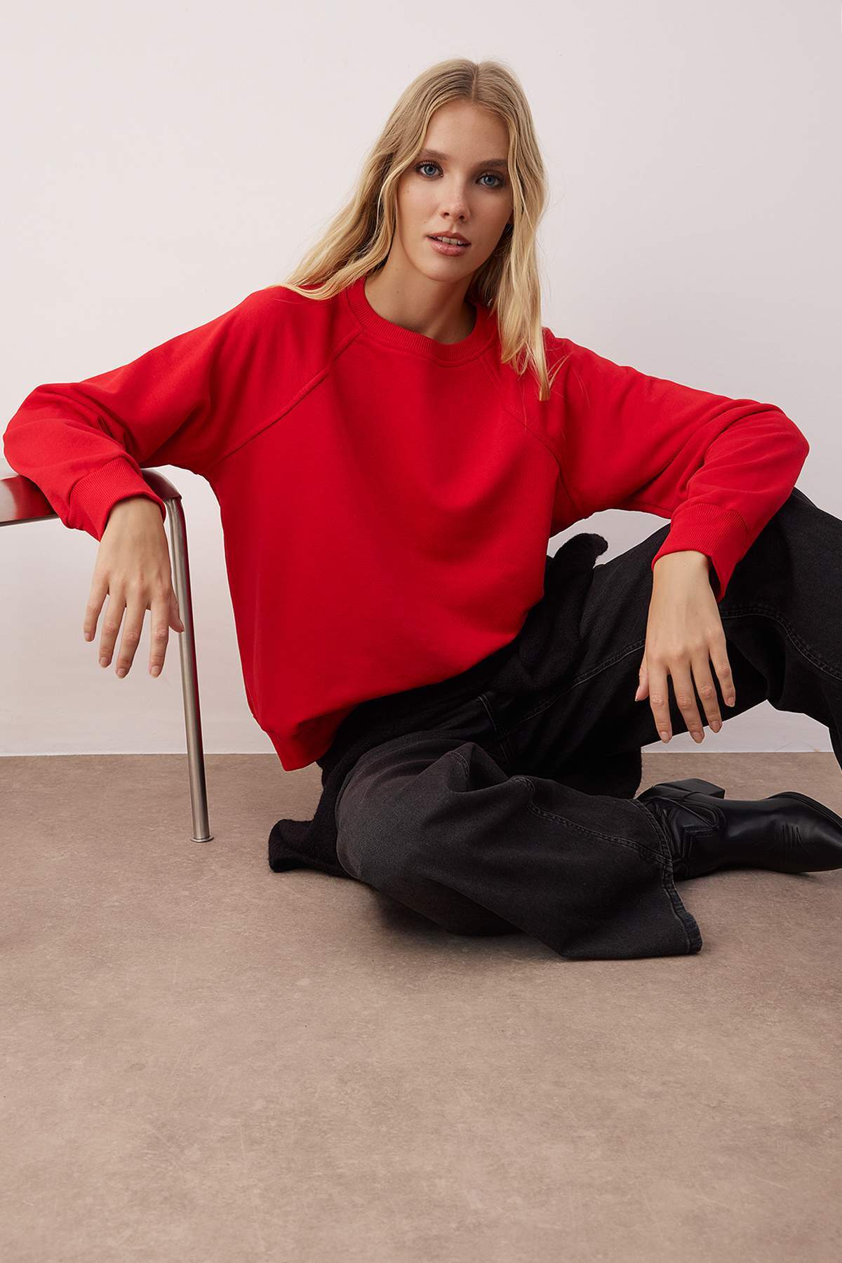 Trendyolmilla  Kırmızı Relaxed/Rahat Kalıp Basic Reglan Kol Bisiklet Yaka Örme Sweatshirt TWOAW26SW00030 - Görsel 3