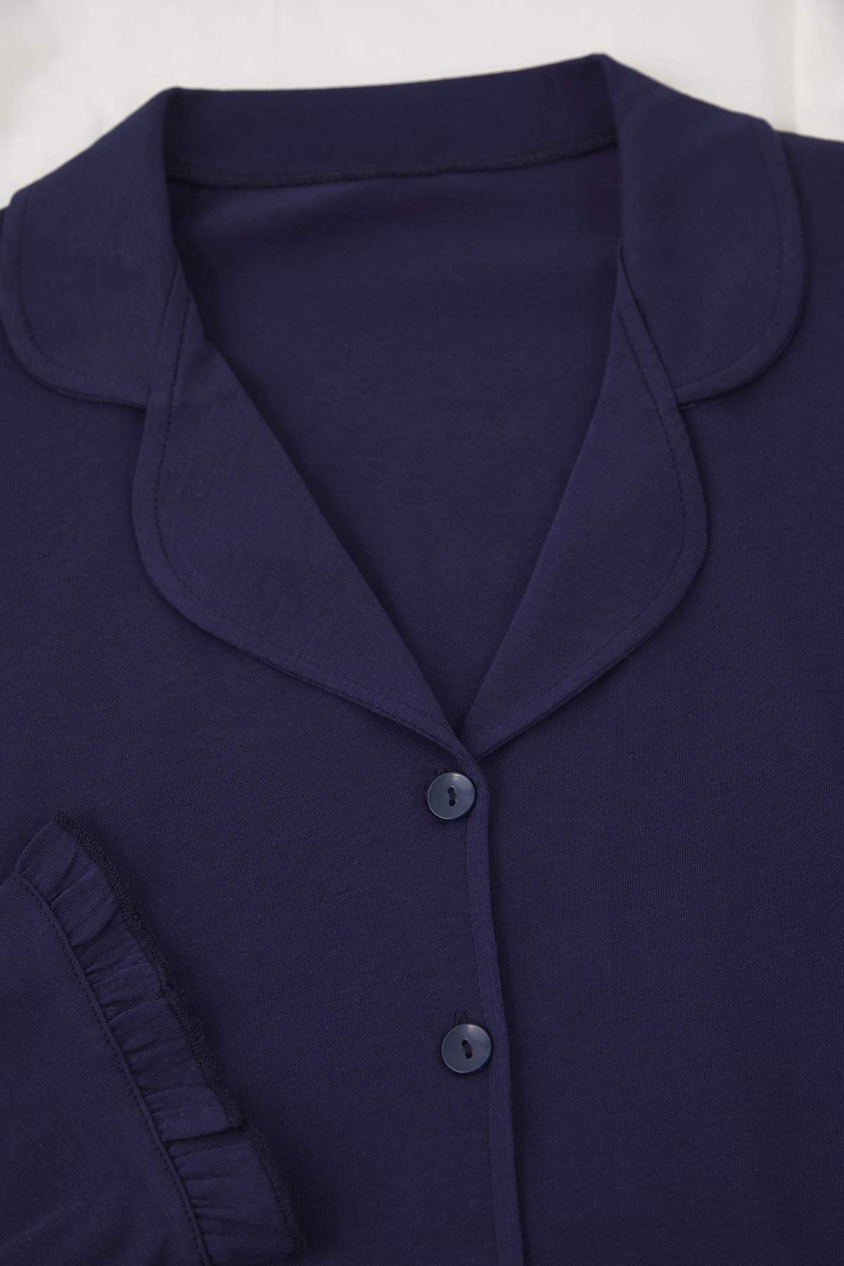 Trendyol Curve Granatowy komplet piżamowy z kołnierzykiem koszulowym i falbanką, dzianinowy, z ozdobnymi detalami TBBAW25AI00056