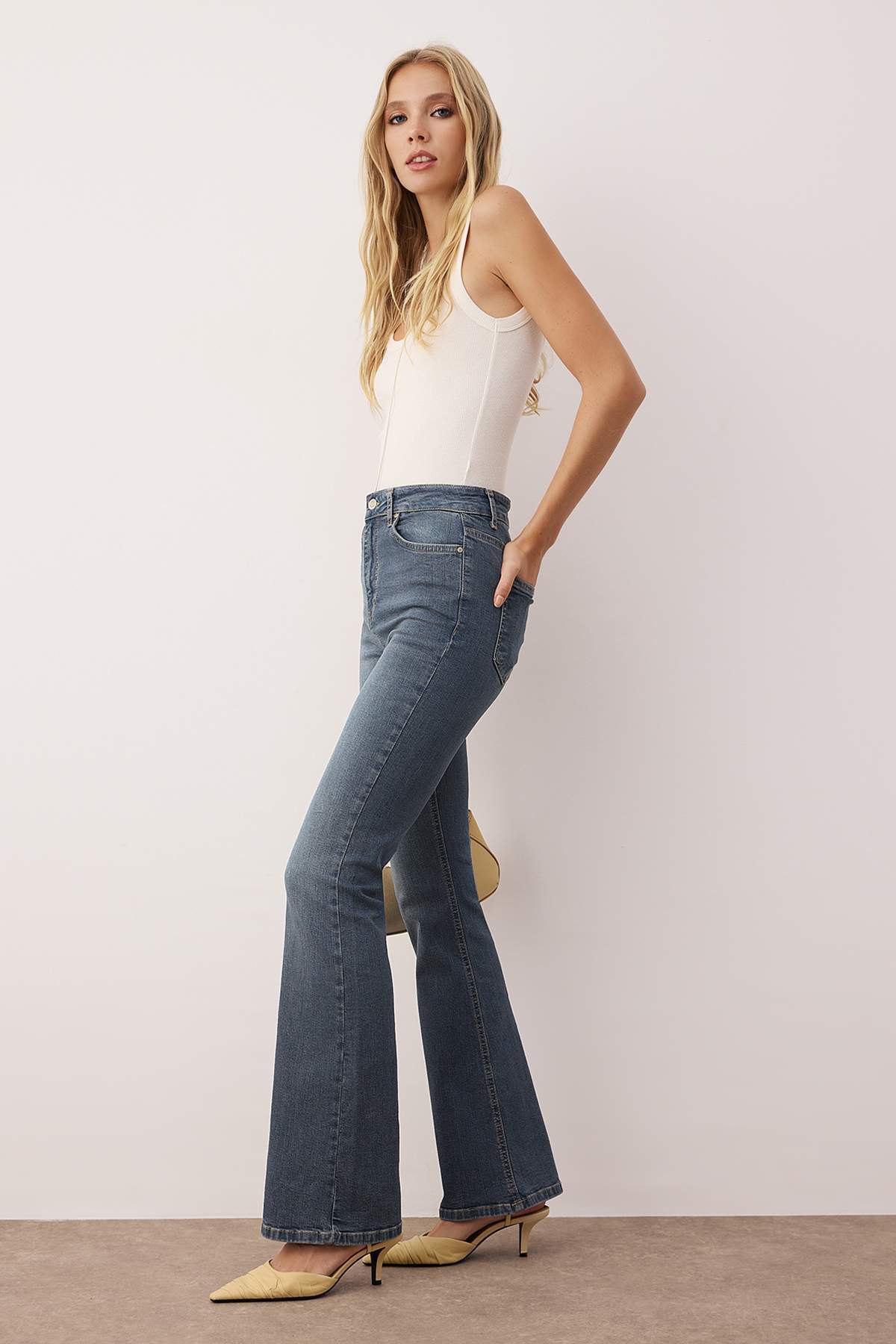 Trendyol Collection Mavi*001 Super High Waist Comfort/Elastic Flare Jeans TWOSS23JE00064