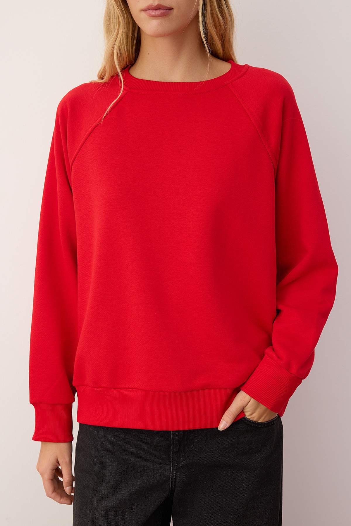 Trendyolmilla  Kırmızı Relaxed/Rahat Kalıp Basic Reglan Kol Bisiklet Yaka Örme Sweatshirt TWOAW26SW00030 - Görsel 4