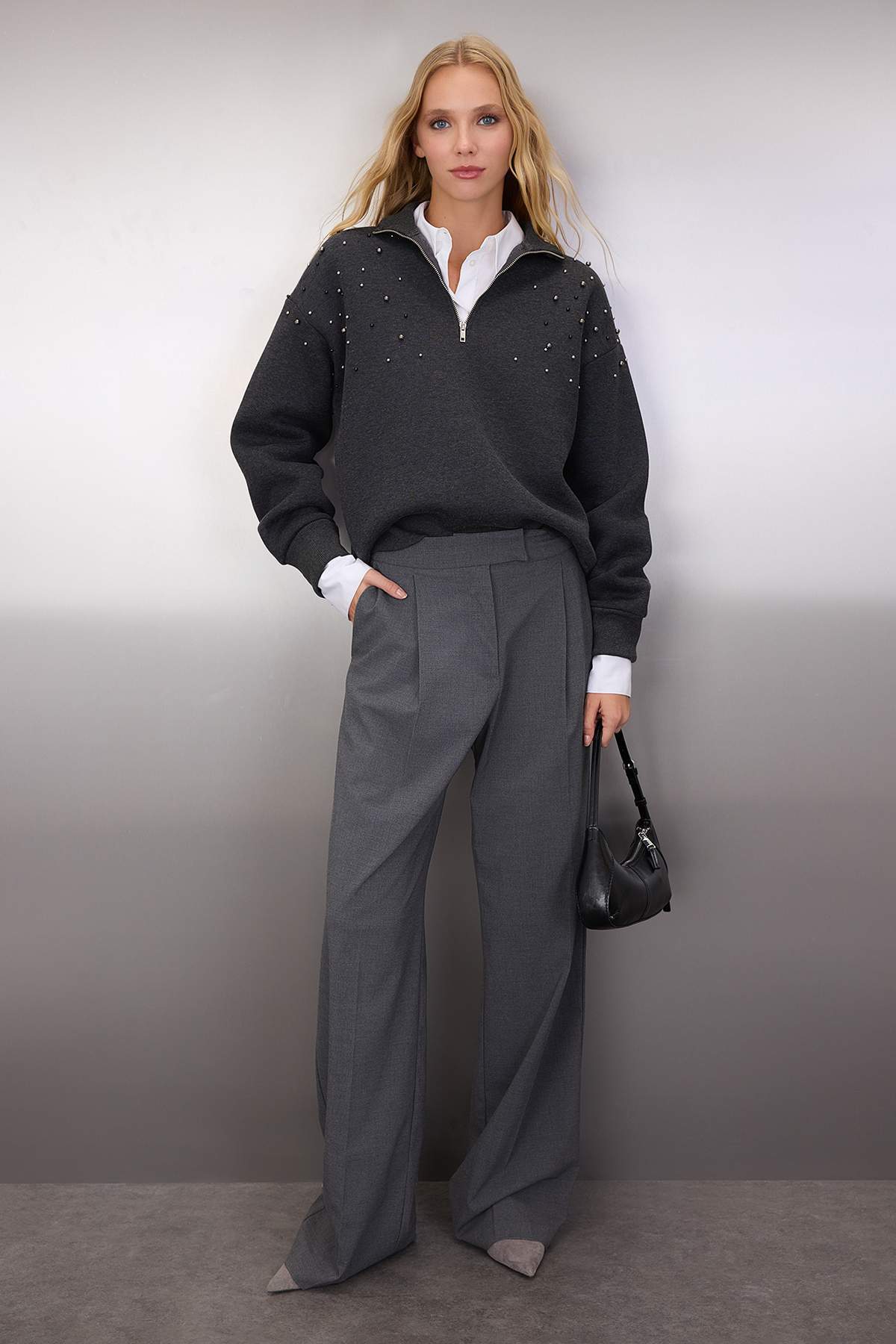 Trendyolmilla  Antrasit Oversize/Geniş Kalıp Fermuarlı Taş İşleme Detaylı Kalın Örme Sweatshirt TWOAW26SW00040 - Görsel 2