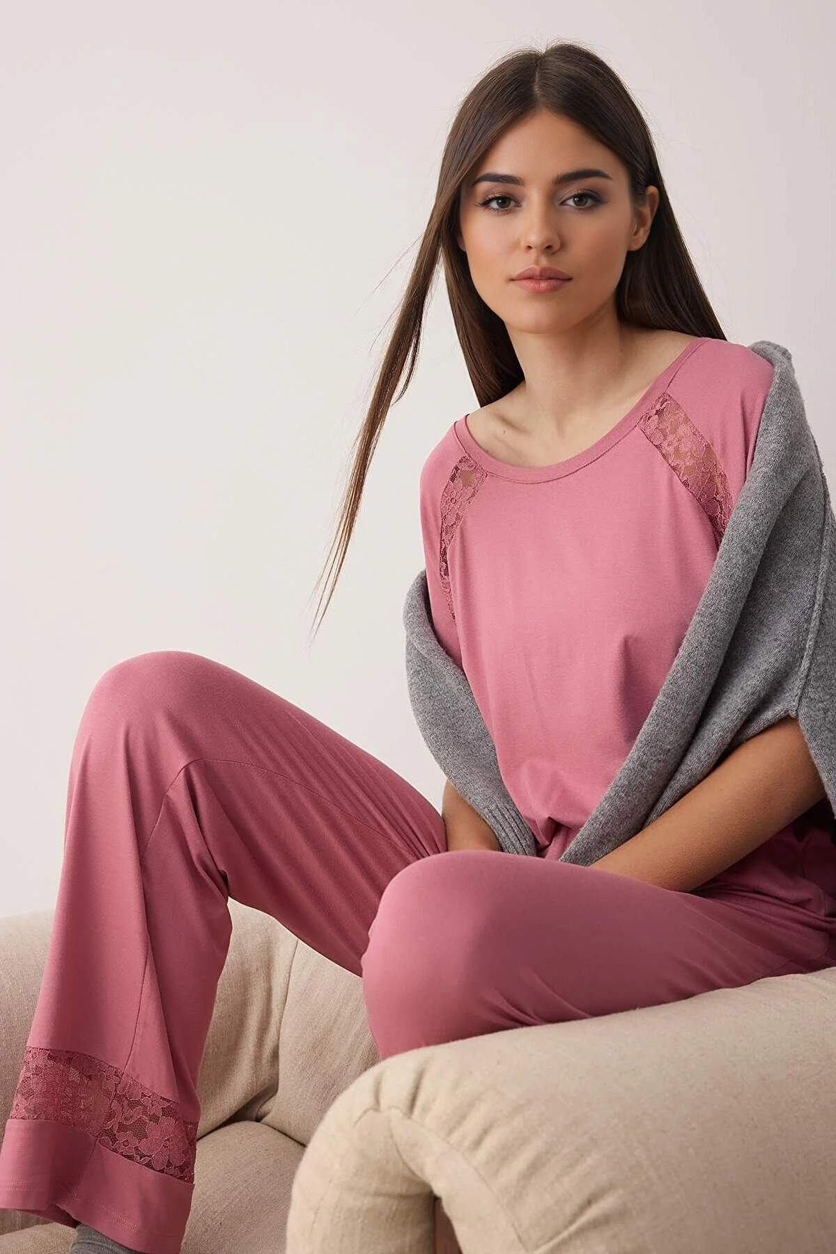 Trendyolmilla  Gül Kurusu Dantel Detaylı Viskon Örme Pijama Takımı THMAW26PT00038