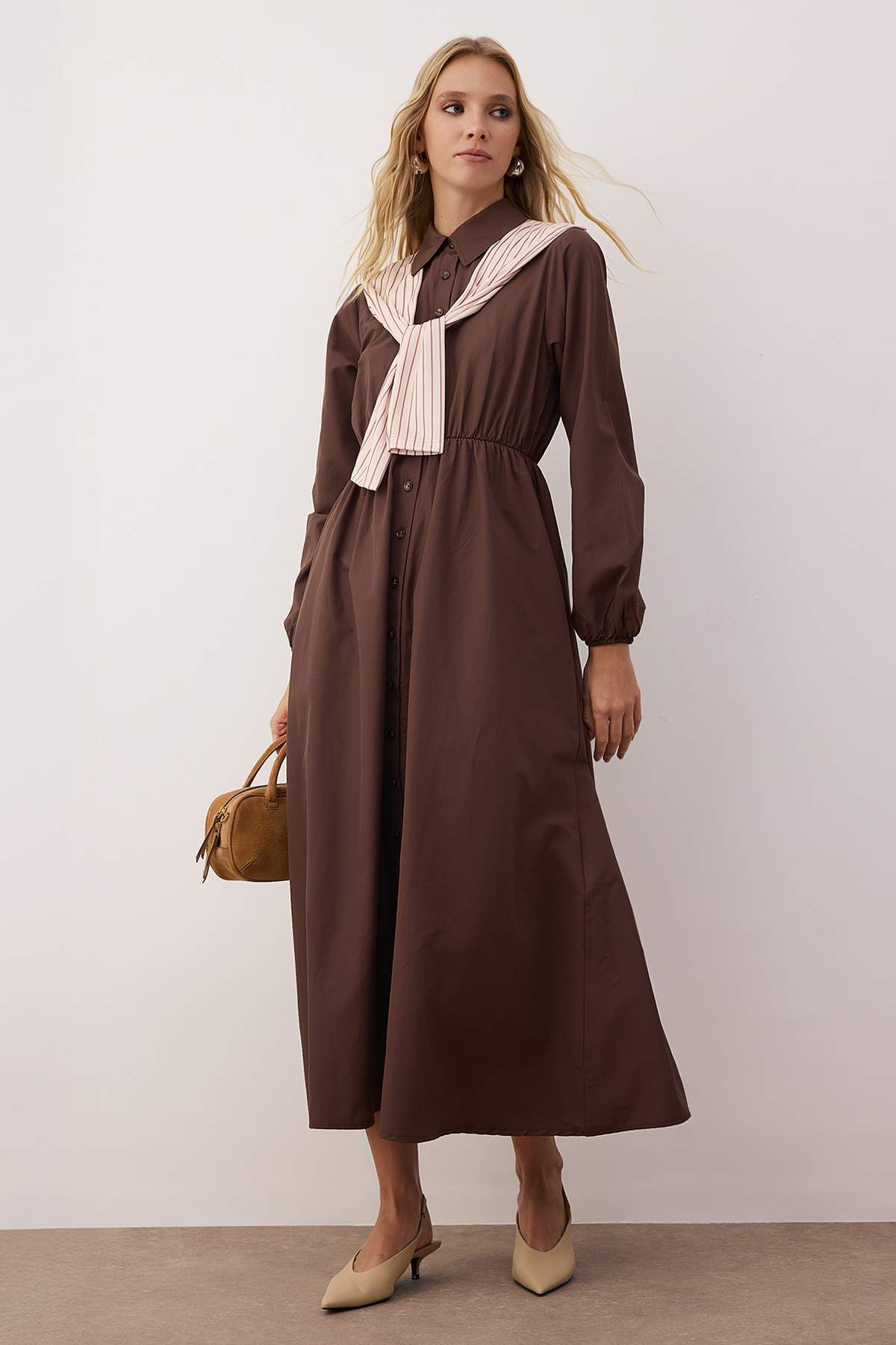 Trendyol Modest Brązowa sukienka z paskami na ramionach i szczegółowym splote...