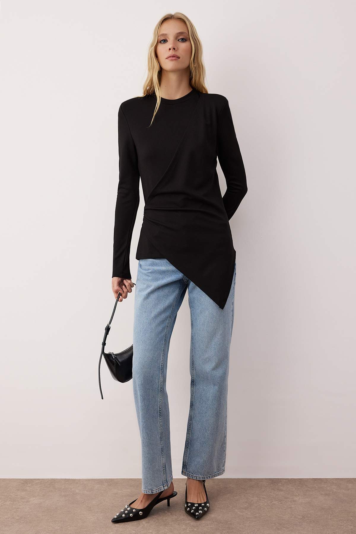 Trendyol Modest Czarna asymetryczna tunika z dzianiny z czarną spódnicą TCTAW...