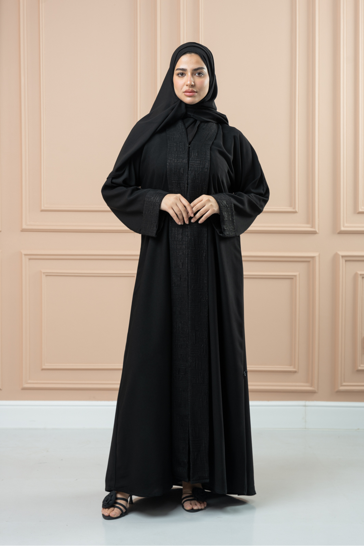 عباية نسائية من لافينيا. قماش ملكي ياقة جاكار.