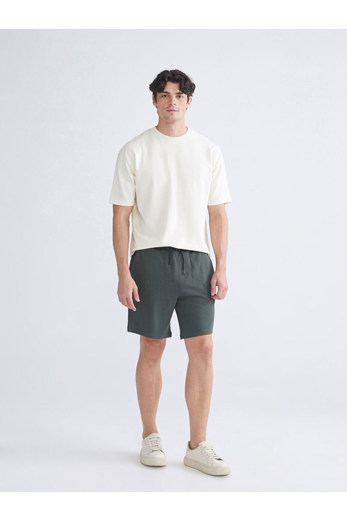 LC Waikiki-Create Your Style from Uzg Store |   Standard Fit Men's Shorts 1