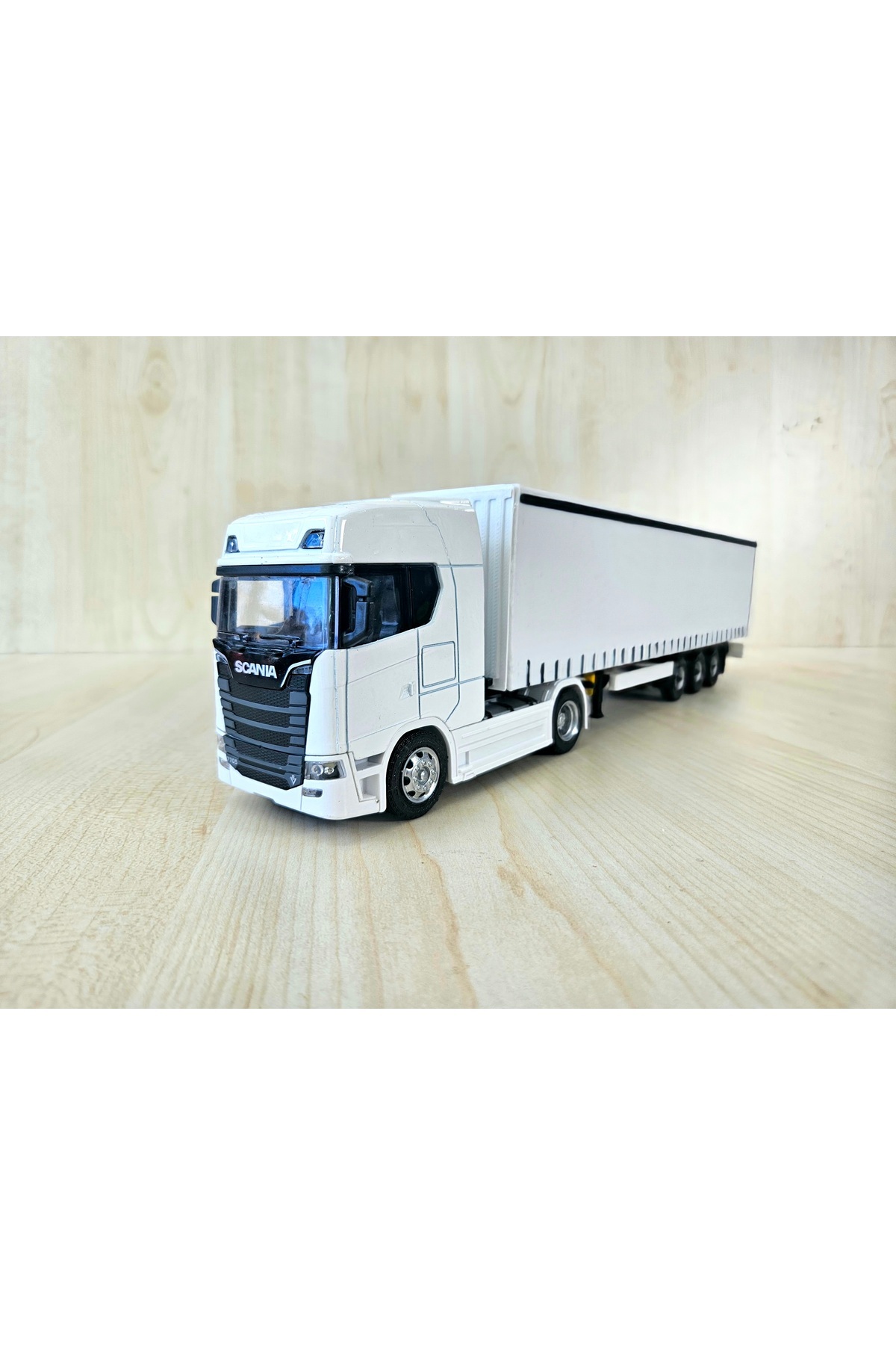 Maket 33 cm uzunlukta 1/50 ölçek beyaz SCANIA 770S TIR MAKETİ