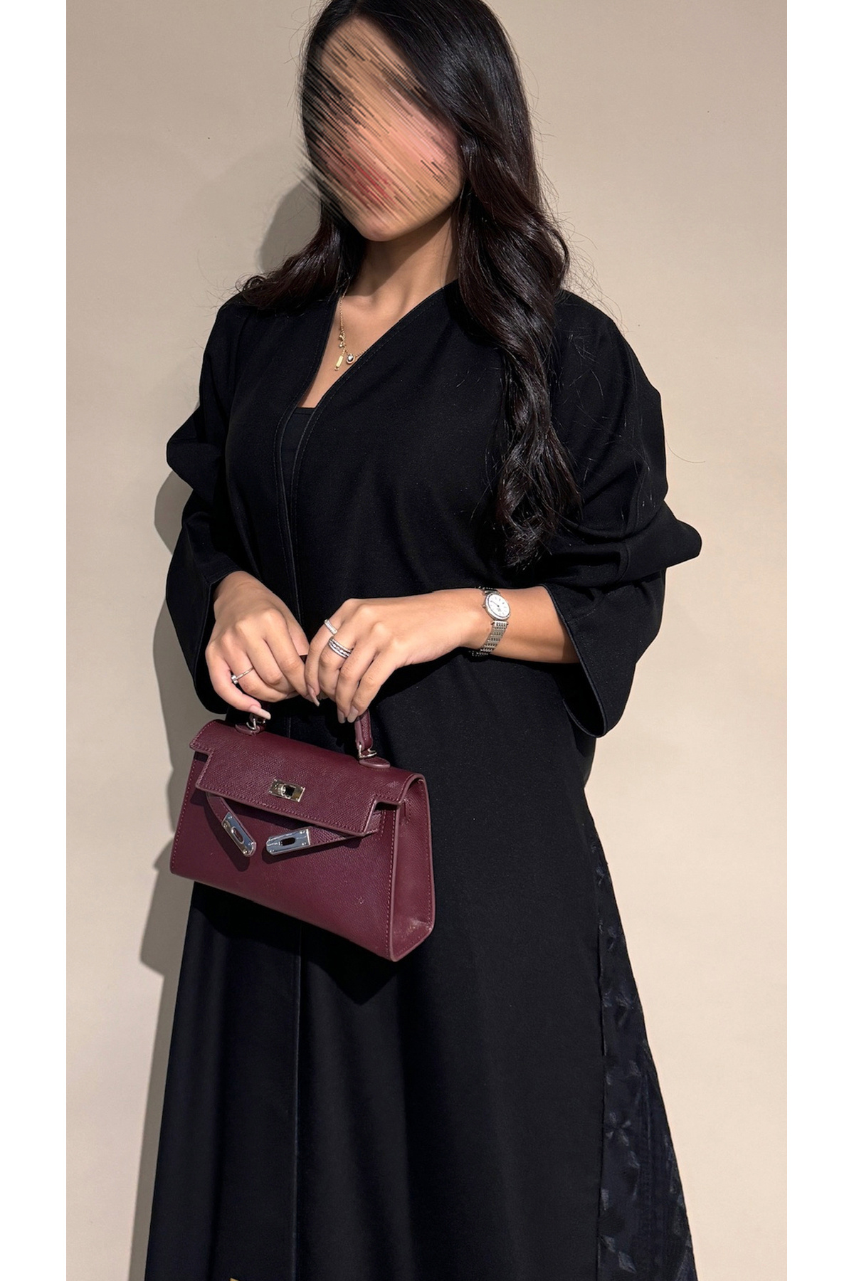 عباية سوداء بجاكار في الجوانب