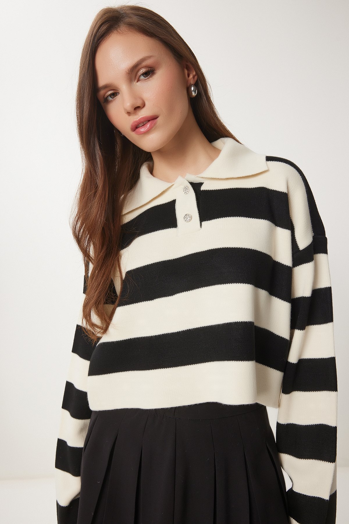 Happiness İstanbul  Kadın Krem Siyah Şık Düğmeli Yaka Çizgili Crop Triko Kazak BV00115