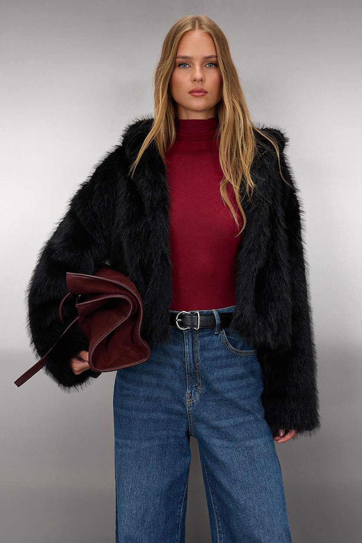 Trendyol Collection Czarny oversize'owy wzór futrzany płaszcz z kapturem TWOAW26MO00025