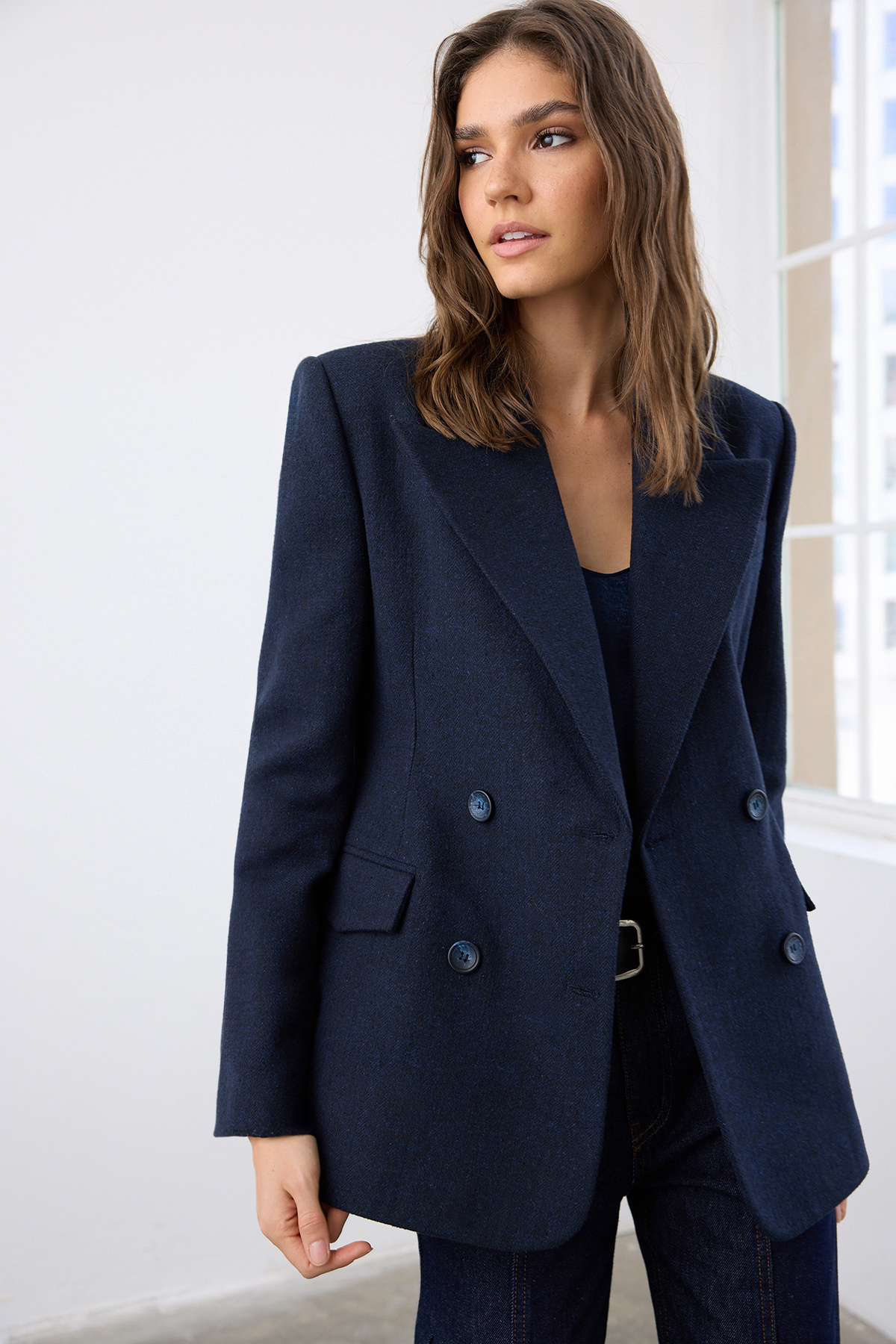 Trendyol Collection Marineblauer, zweireihiger, figurbetonter Blazer mit Fischgrätenmuster und gewebter Passform TWOAW26BC00037