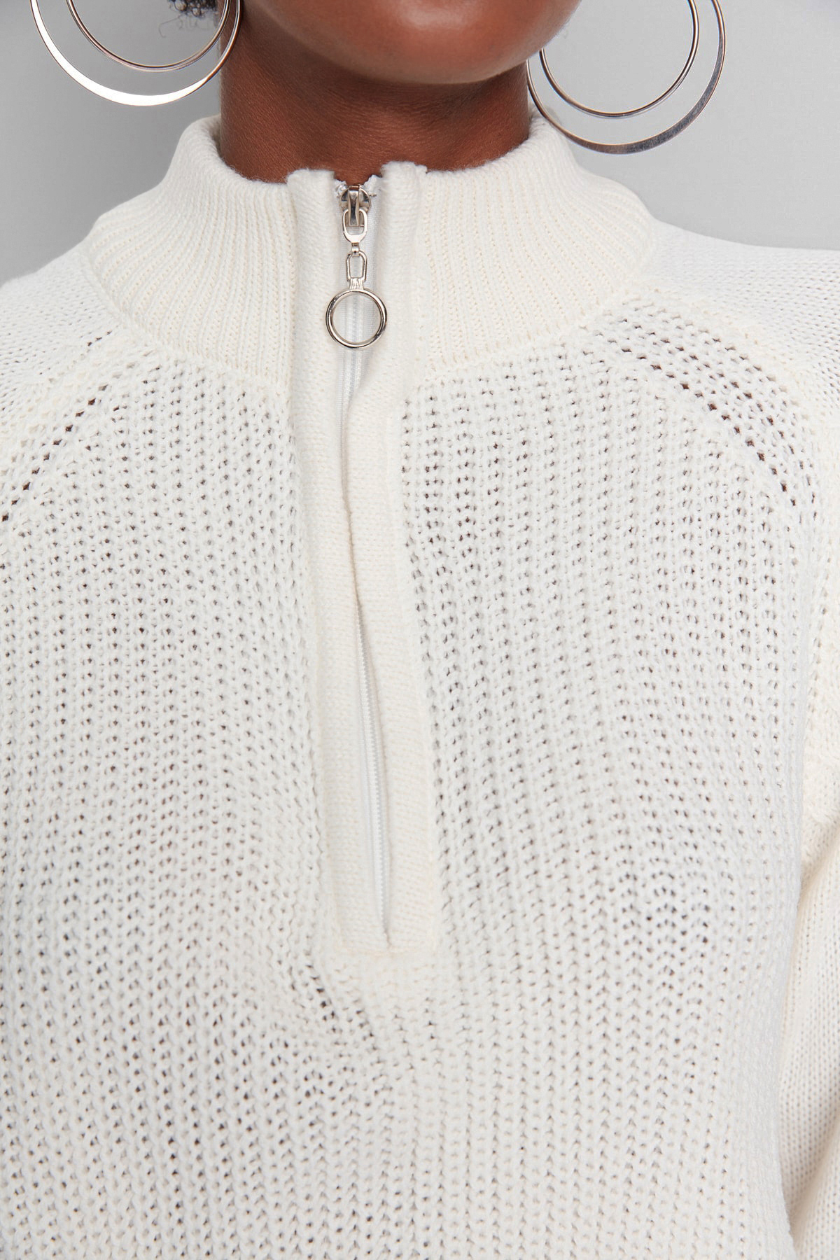 Trendyol Collection Sweter z wysokim kołnierzem w kolorze ecru TWOAW22KZ1632