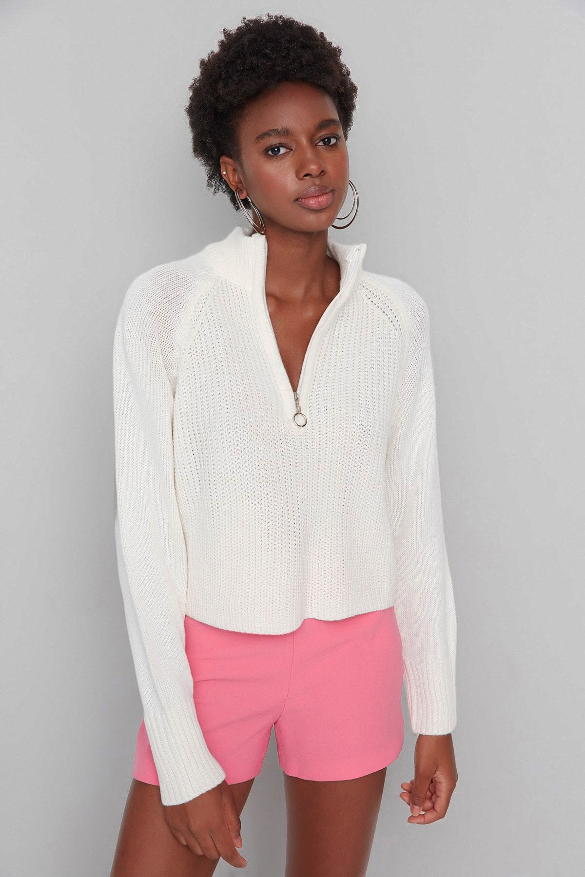 Trendyol Collection Sweter z wysokim kołnierzem w kolorze ecru TWOAW22KZ1632