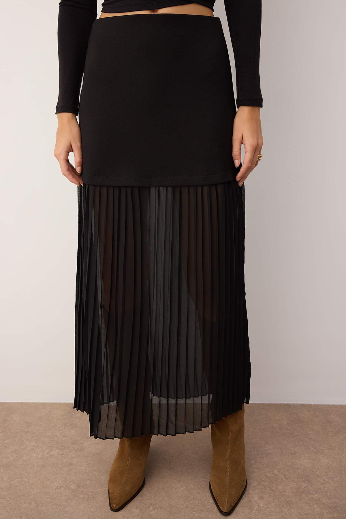 Trendyolmilla  Siyah Tül Pilise Detaylı Kalem İnterlok Maxi Esnek Örme Etek TWOAW26ET00048 - Görsel 3