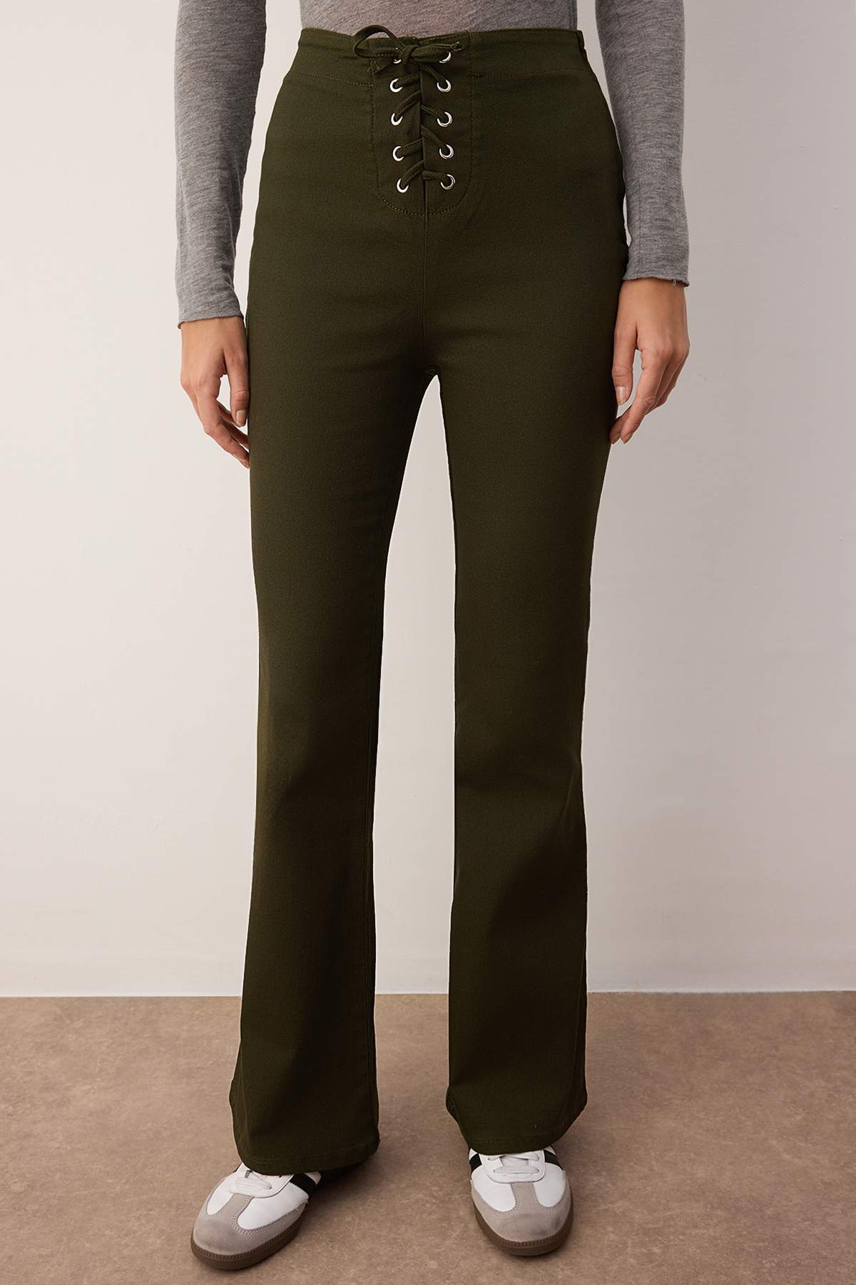 Trendyolmilla  Haki Flare Kalıp Bağlama Detaylı Bootcut Gabardin Pantolon TWOAW26PL00064 - Görsel 3