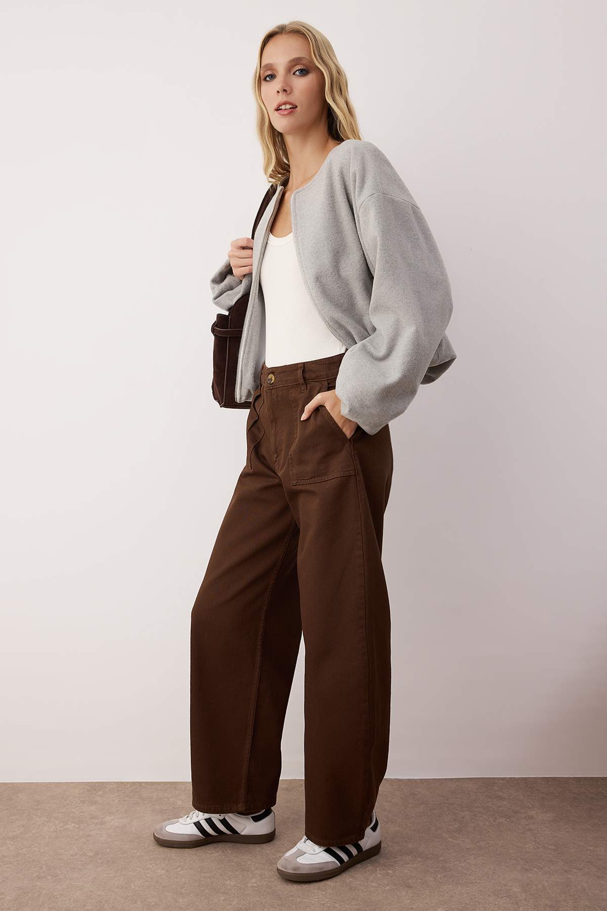 Trendyolmilla  Kahverengi Barrel Kalıp %100 Pamuk Gabardin Pantolon TWOAW26PL00084 - Görsel 2