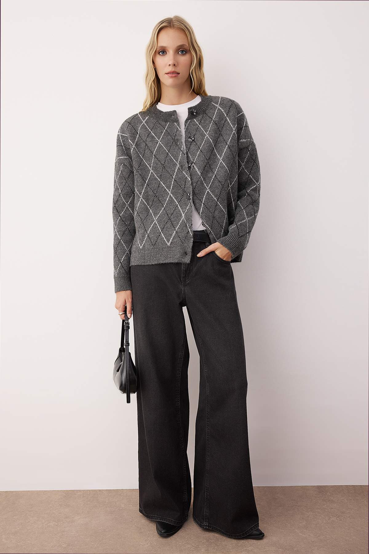 Trendyolmilla  Antrasit Taş İşlemeli Yumuşak Dokulu Geniş Kalıp Triko Hırka TWOAW26HI00252 - Görsel 2