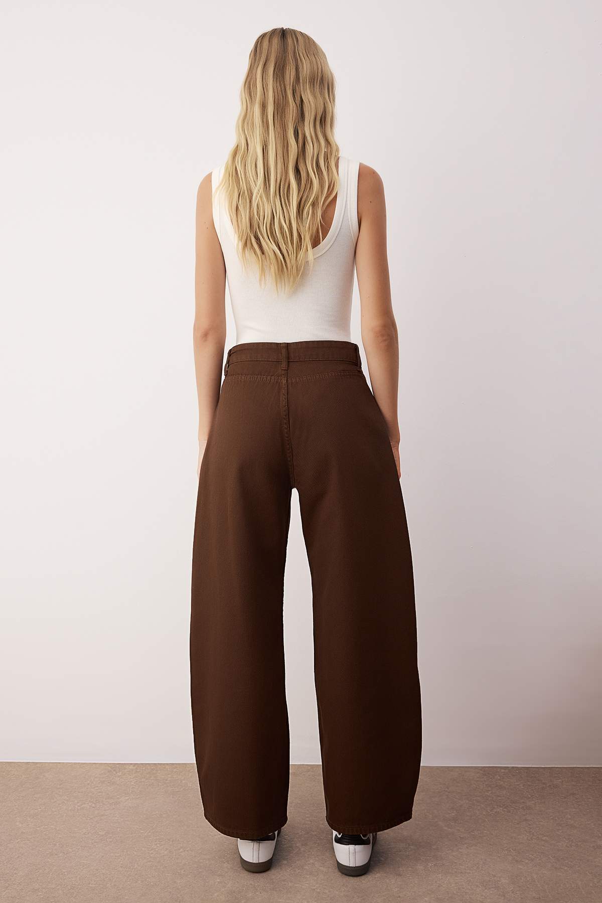 Trendyolmilla  Kahverengi Barrel Kalıp %100 Pamuk Gabardin Pantolon TWOAW26PL00084 - Görsel 4