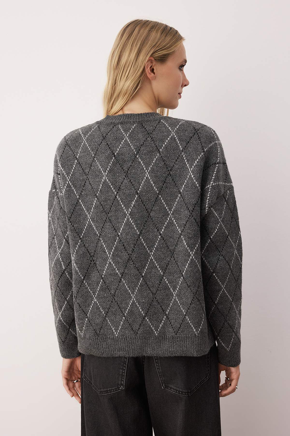 Trendyolmilla  Antrasit Taş İşlemeli Yumuşak Dokulu Geniş Kalıp Triko Hırka TWOAW26HI00252 - Görsel 4