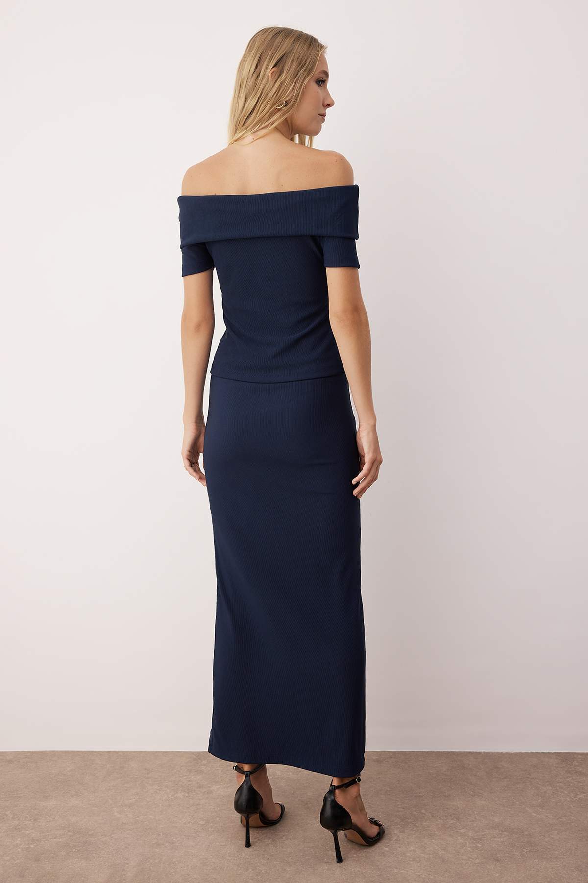 Trendyolmilla  Lacivert Aksesuar Detaylı Carmen Yaka Bluz-Etek Örme Alt-Üst Takım TWOSS25AU00134 - Görsel 4