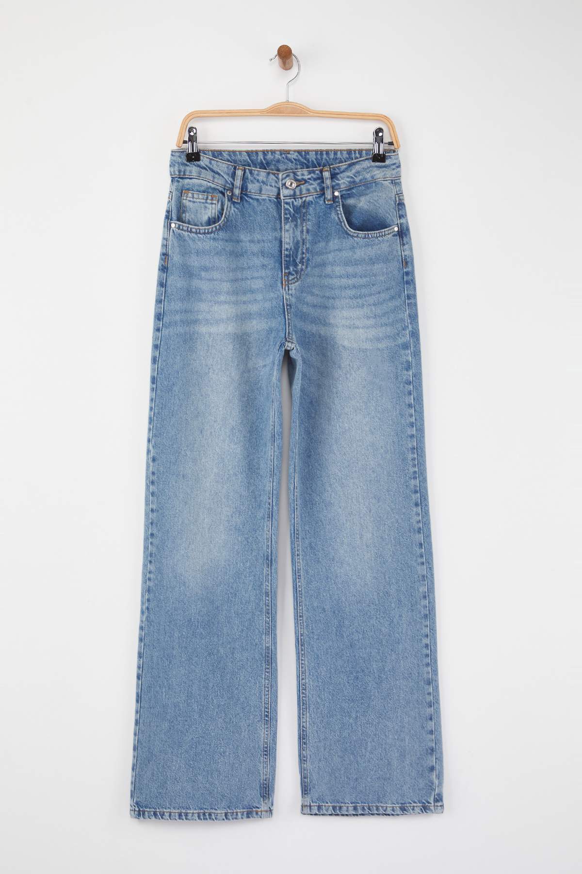 Trendyol Collection Bardziej ekologiczne jasnoniebieskie jeansy z wysokim sta...